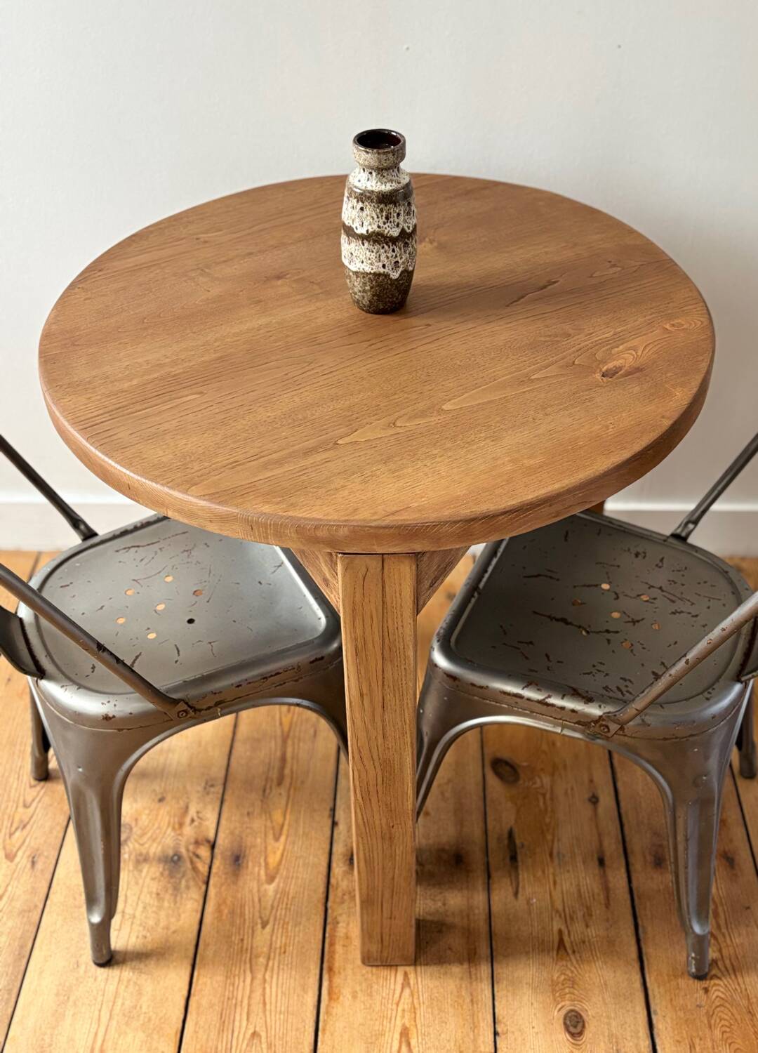 Tripod round table in solid oak