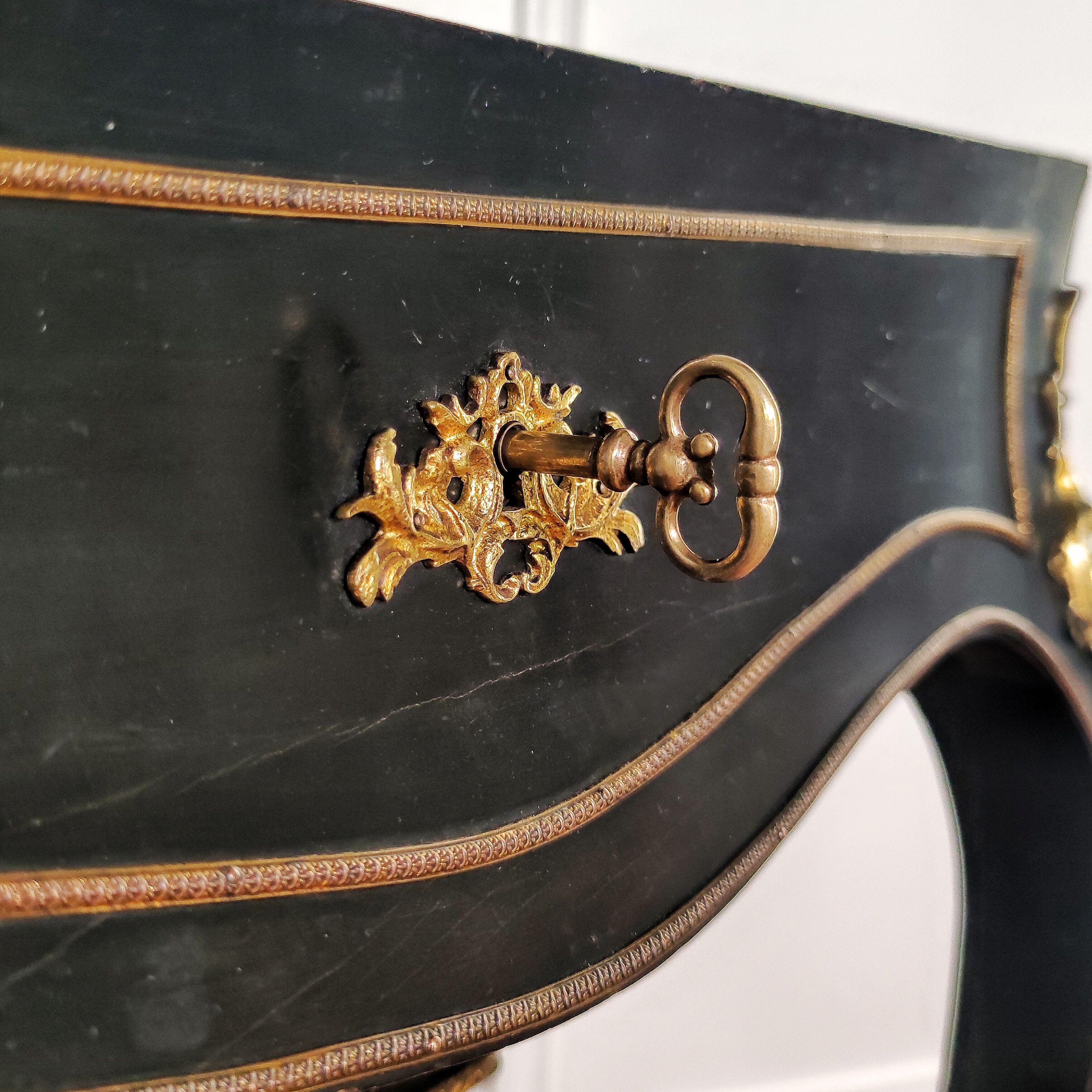 Worker Diehl black lasked wood