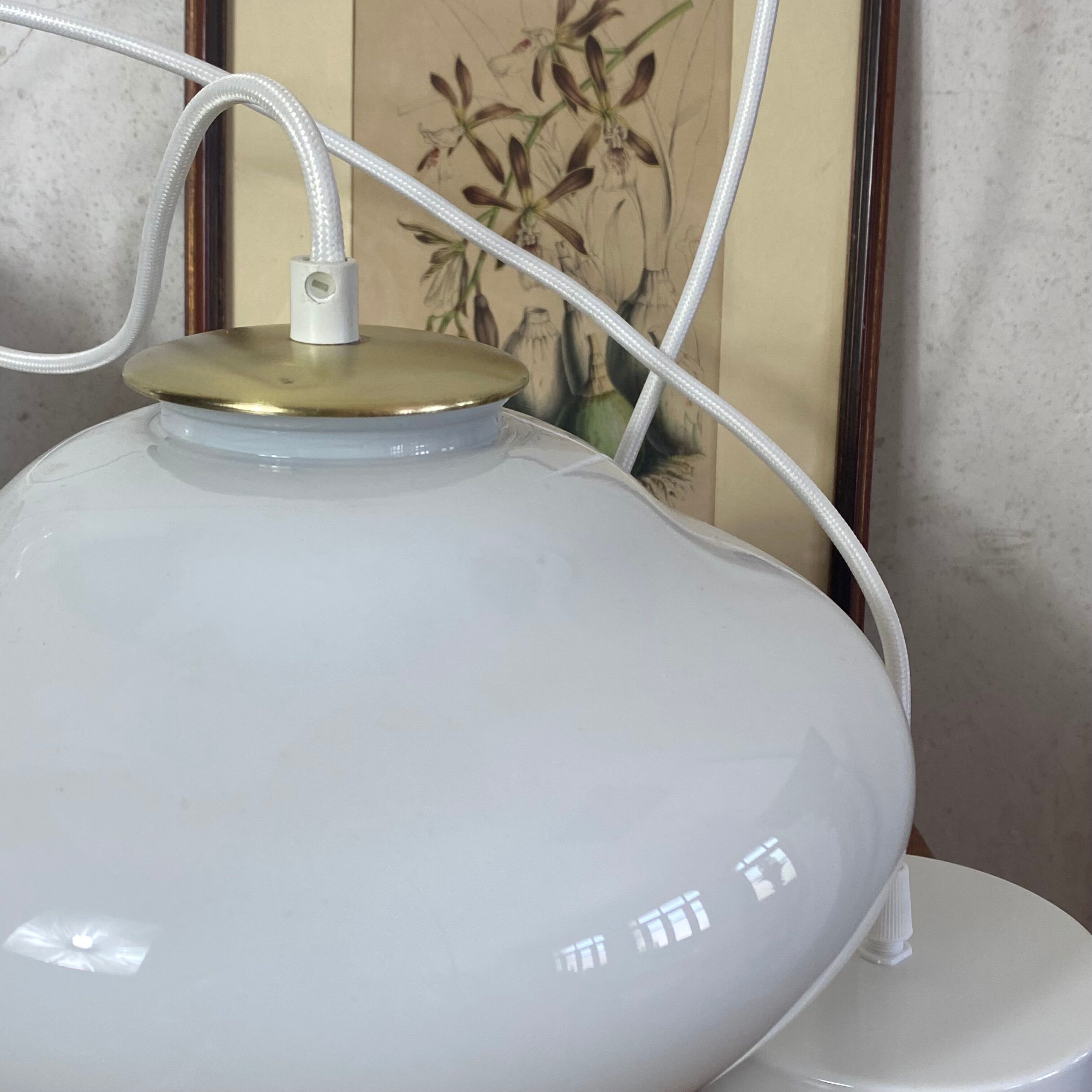 Paire de suspensions lustre abat jour en verre blanc 1950