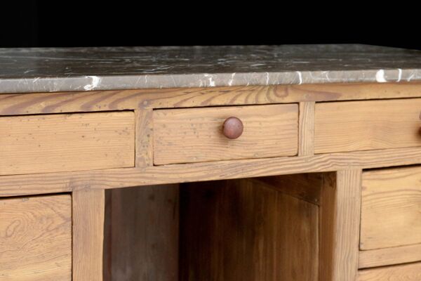 Exceptionnel comptoir de pharmacie en pin massif et marbre (19eme).