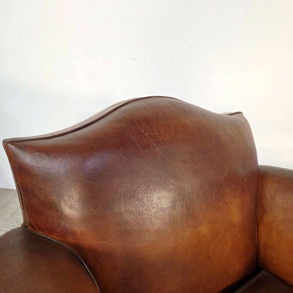 Paire de fauteuils club en cuir havane, modèles moustache, milieu 20ème