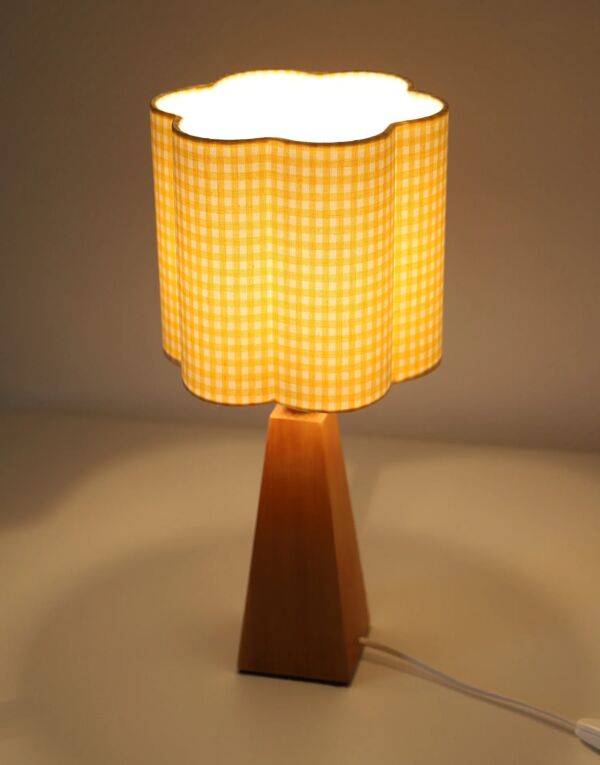 Lampe à poser vintage « Géométrie Solaire » – Bois sculpté et Abat-jour Vichy ondulé