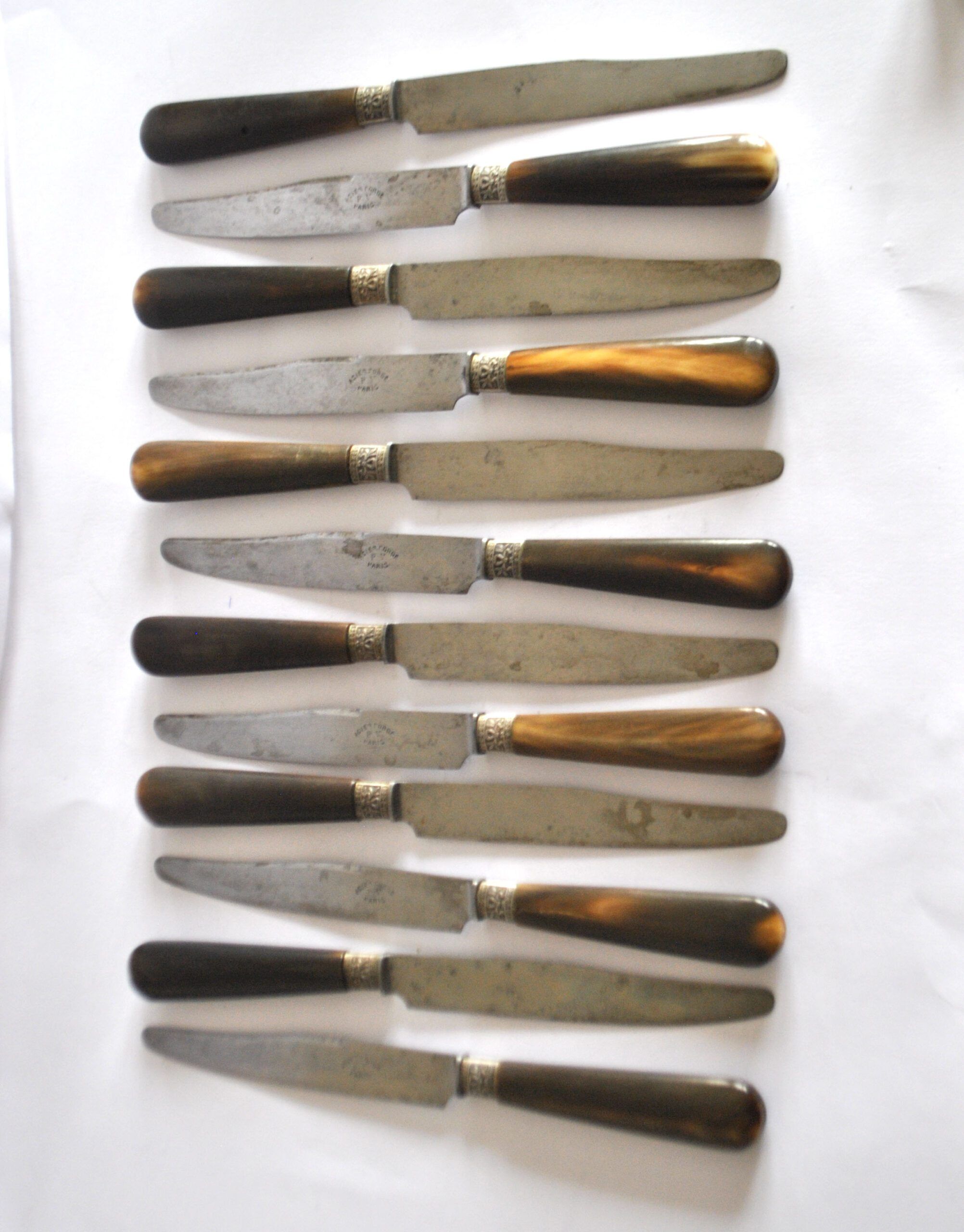 Set of 12 antique table knives from 1900 with horn handles and forged steel blades, Paris, 24.5 cm long.