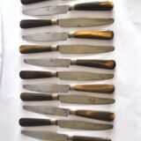 Set of 12 antique table knives from 1900 with horn handles and forged steel blades, Paris, 24.5 cm long.