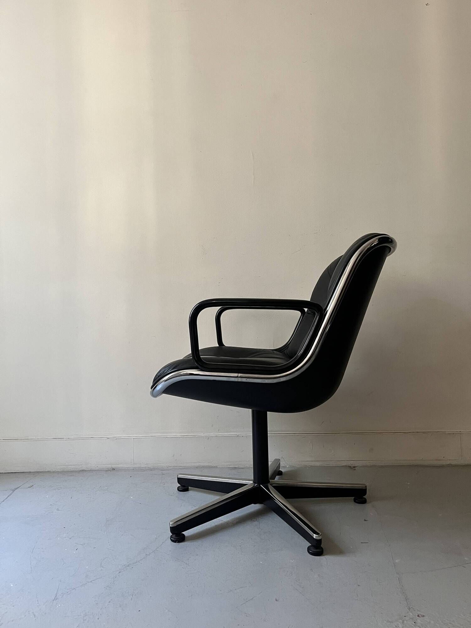 Black leather office chair and armrest by Charles Pollock for Knoll International