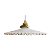 Suspension ancienne en opaline peinte blanc et or livrée avec câble, douille et griffe en laiton