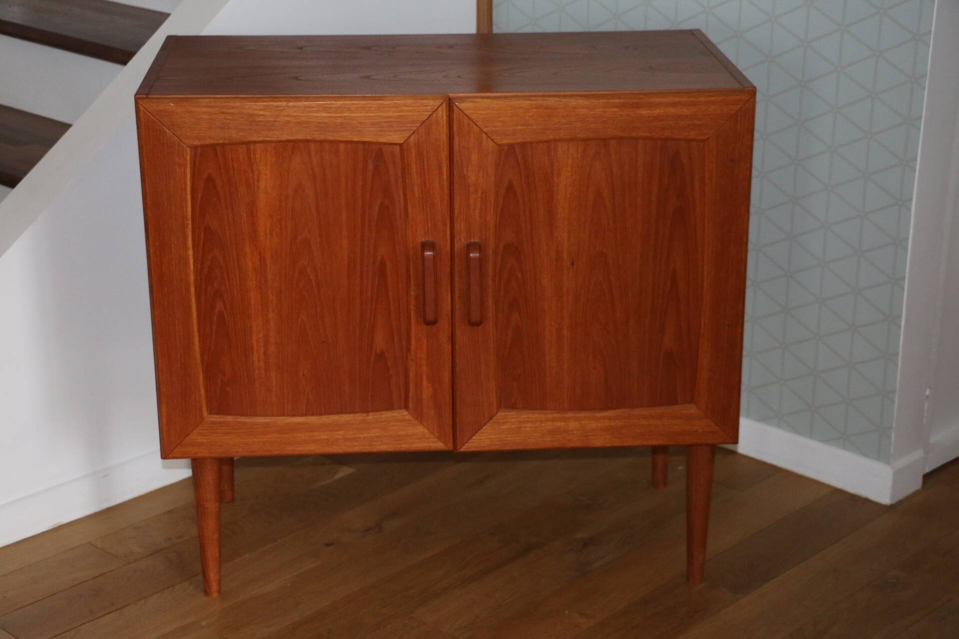 Teak sideboard with 2 doors