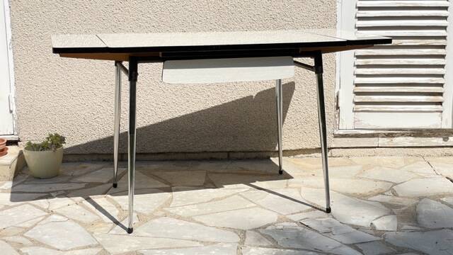 Vintage formica table with 2 extensions