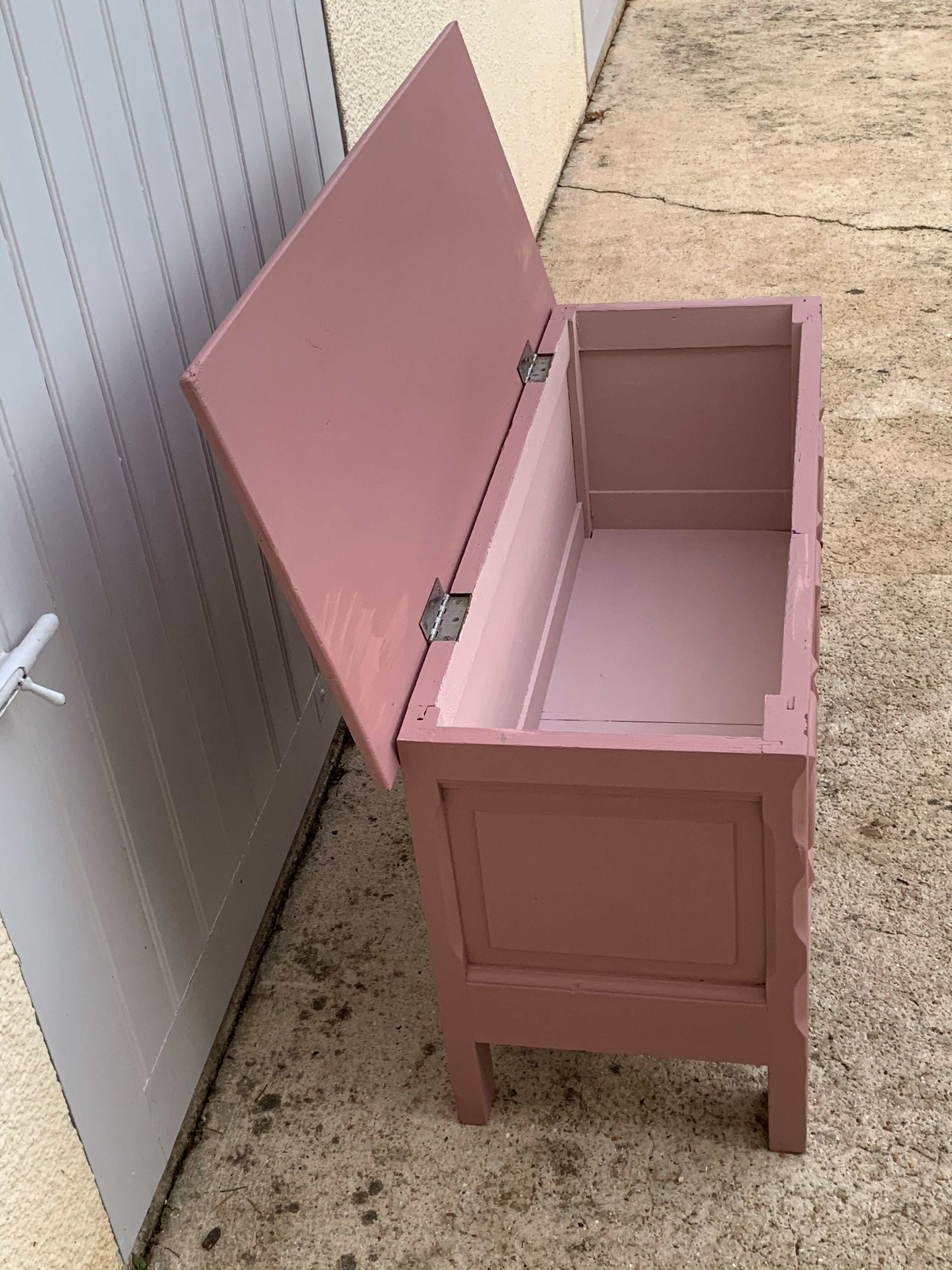 Old pink chest bench 1950