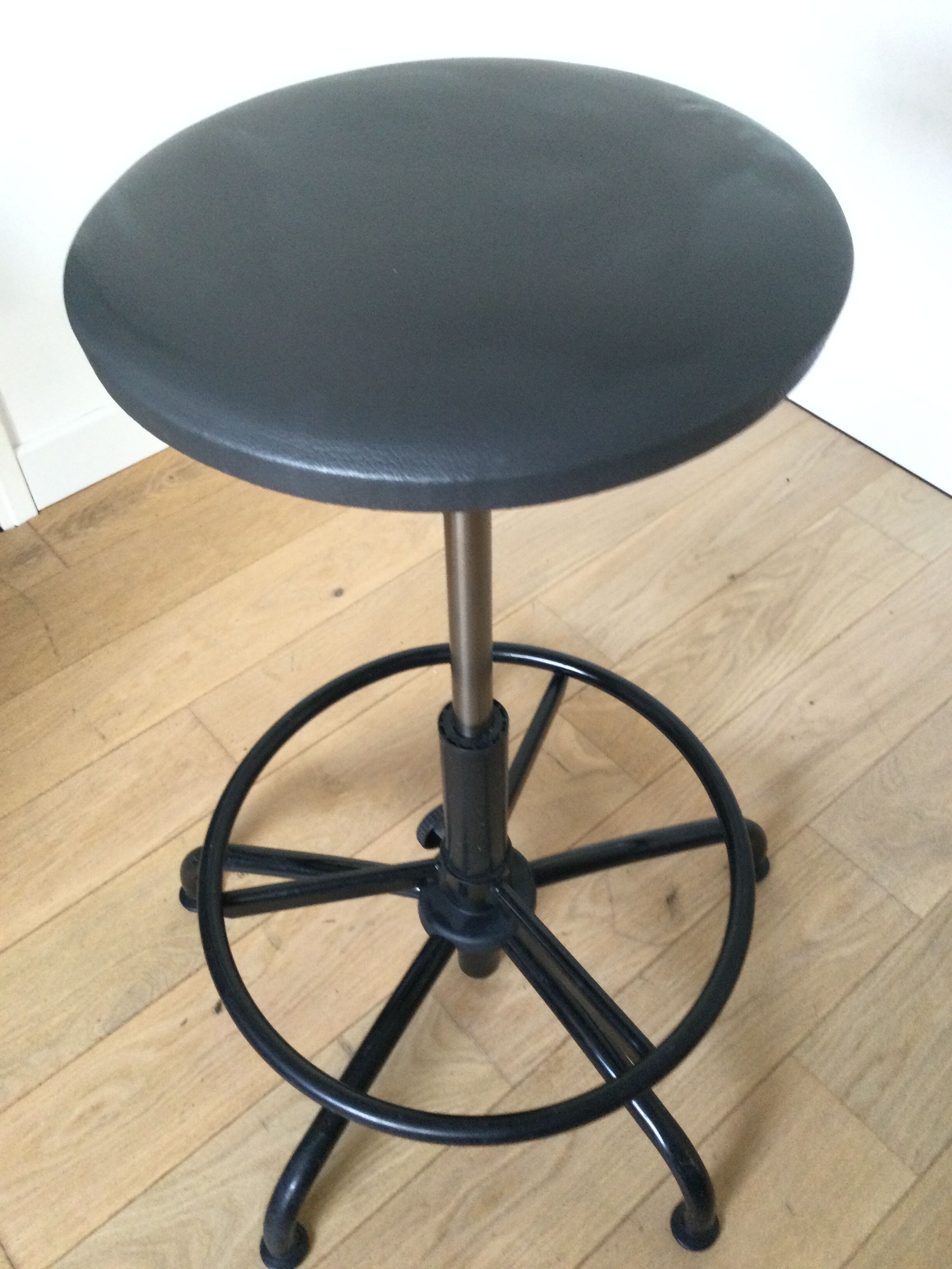Adjustable and swivelling vintage industrial stool