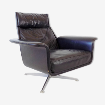 Fauteuil Kaufeld Siesta 62 en cuir noir par Jacques Brule