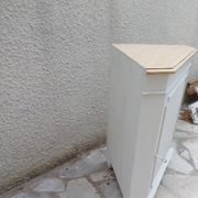 Vintage English corner cabinet sublimated in pearl grey.