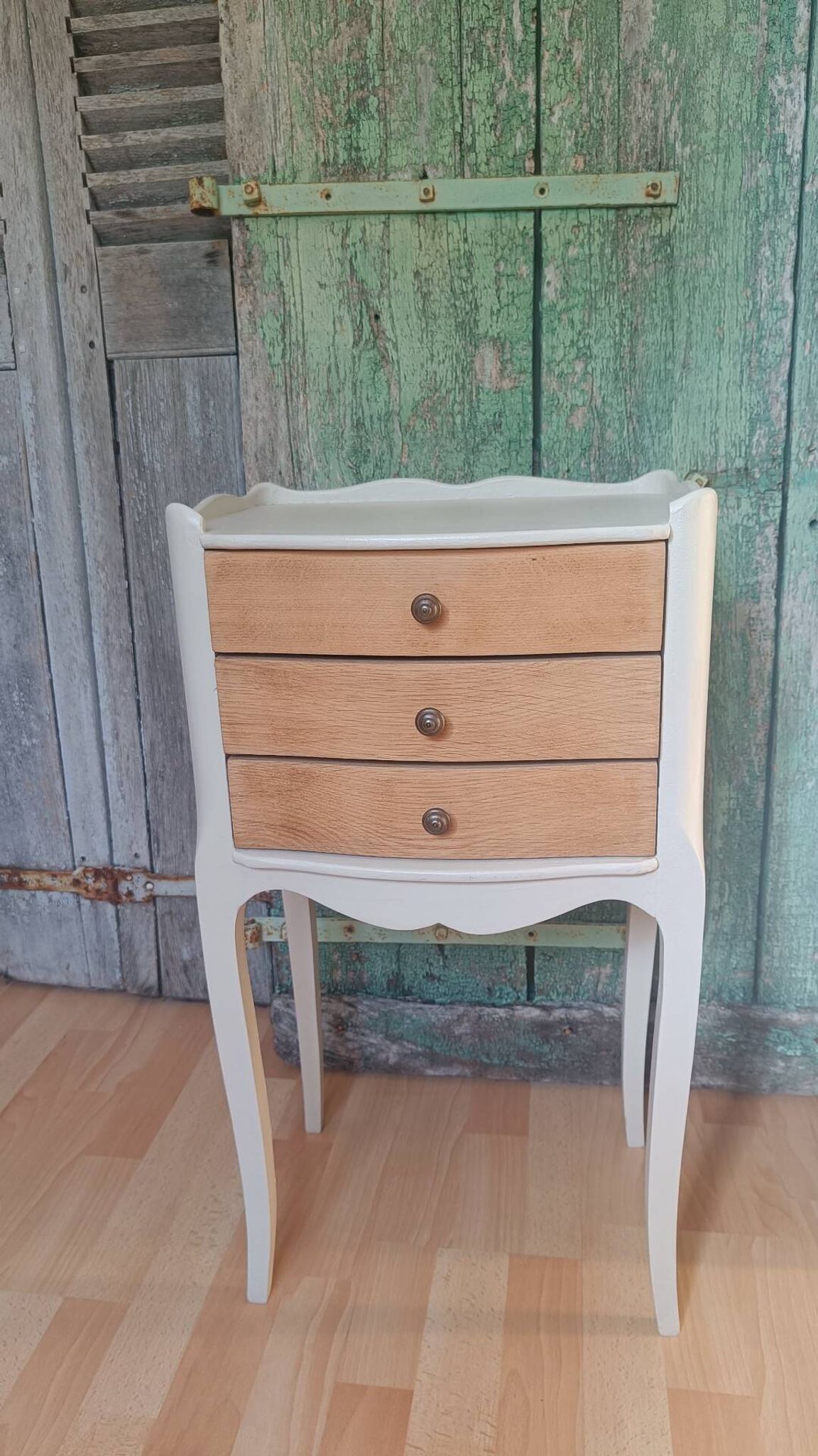 Table de chevet vintage en bois naturel à 3 tiroirs