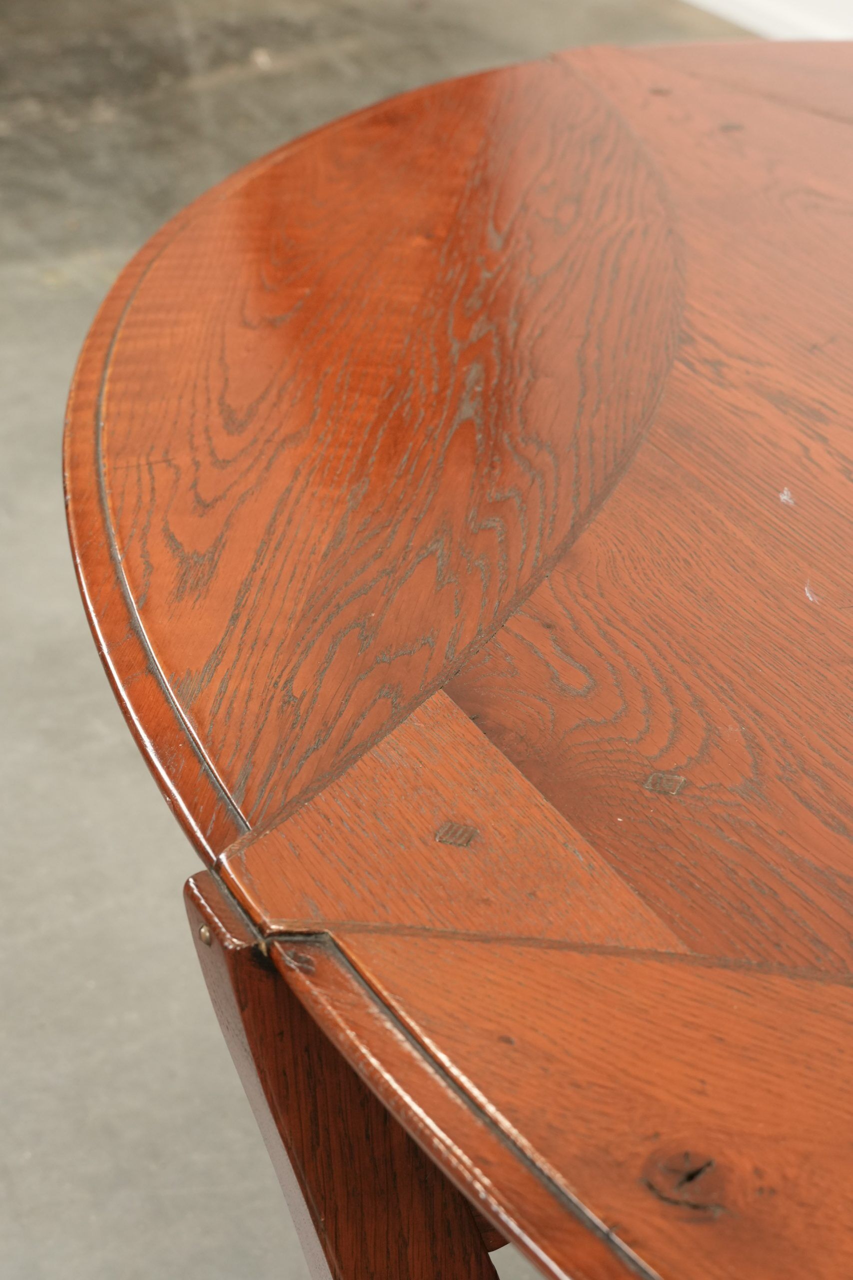In good condition elegant oval Art Nouveau design coffee table