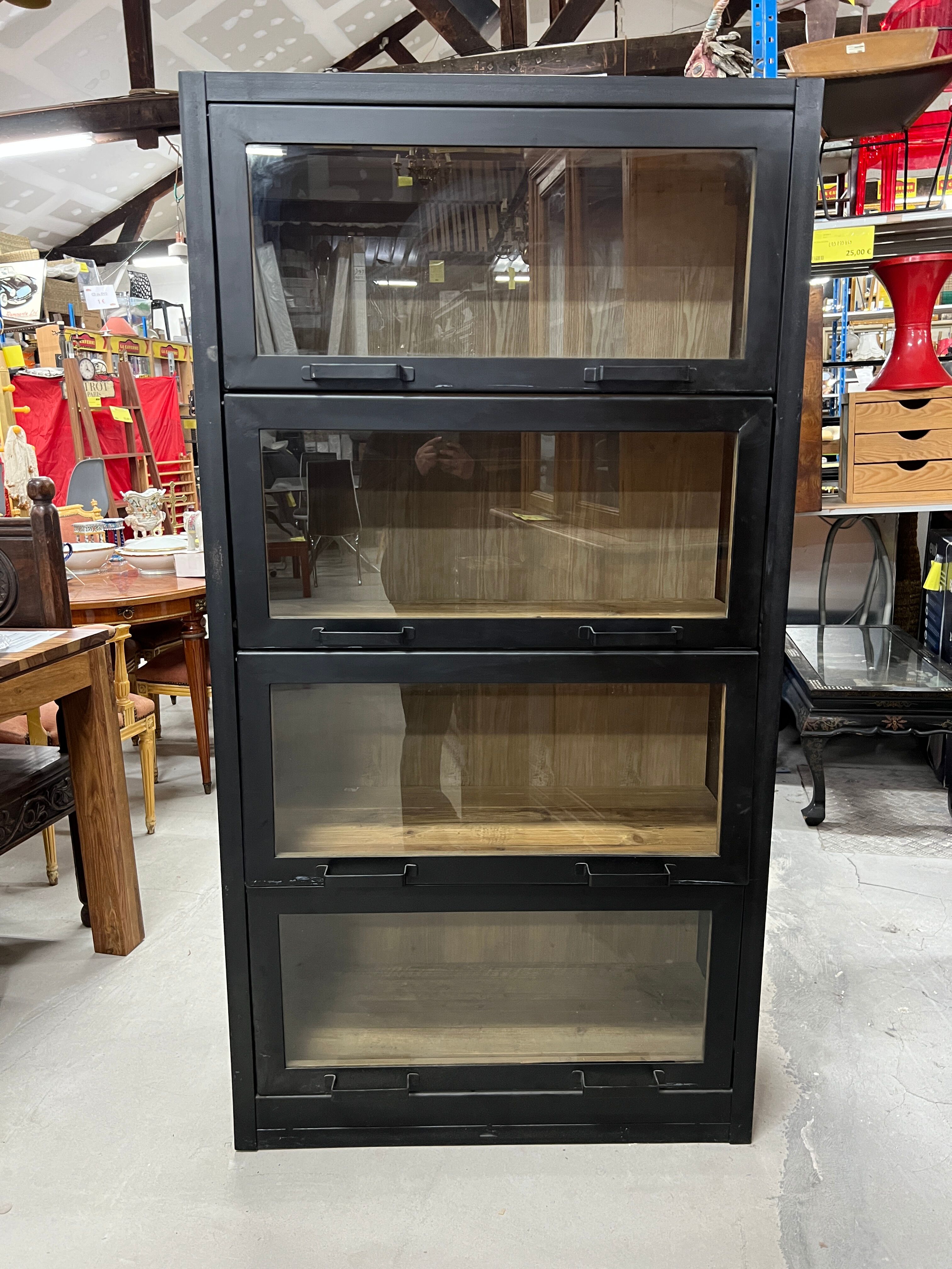 Vitrine industrielle en fer forgé et en bois