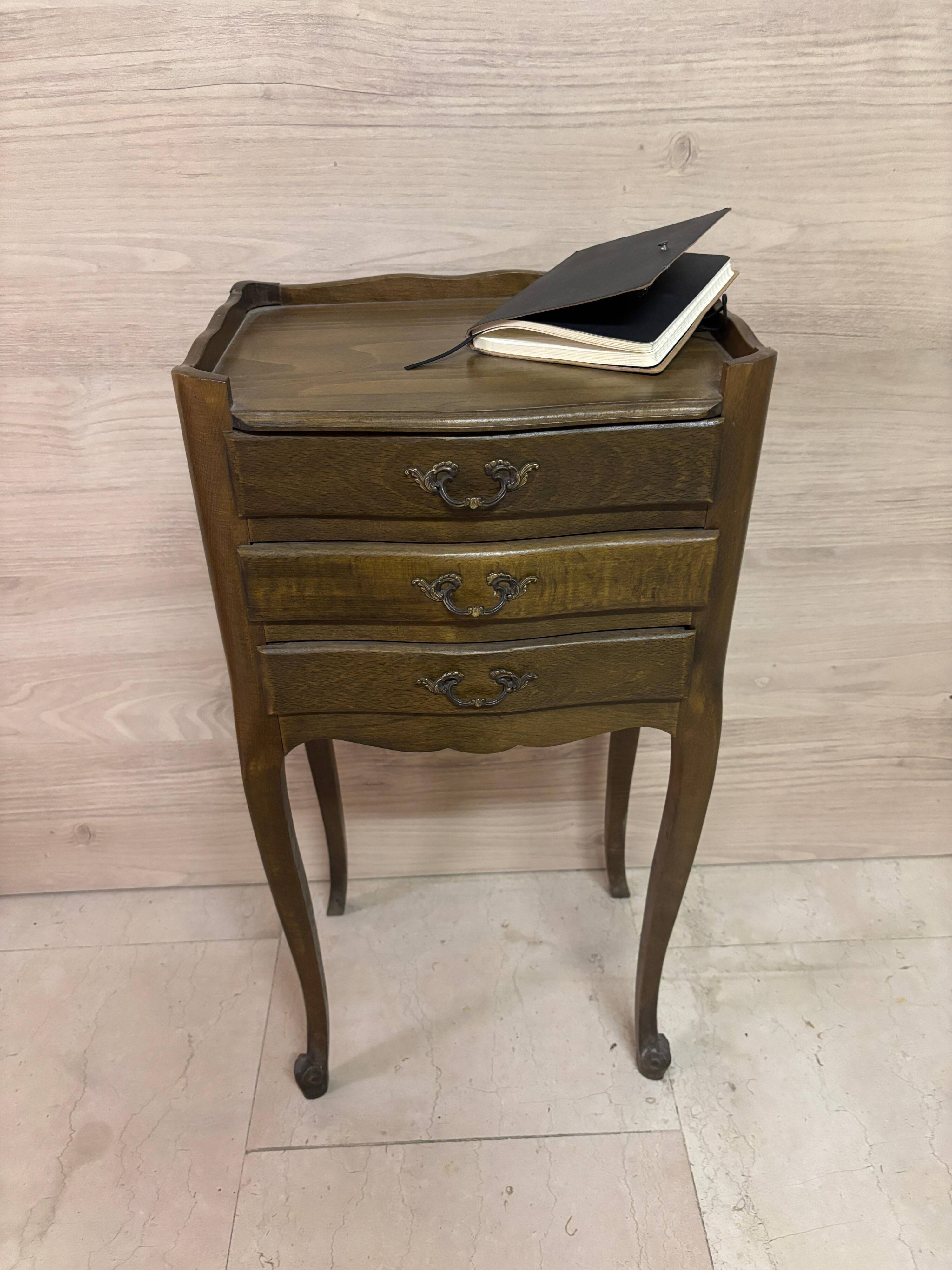 Table de chevet classique Louis XV