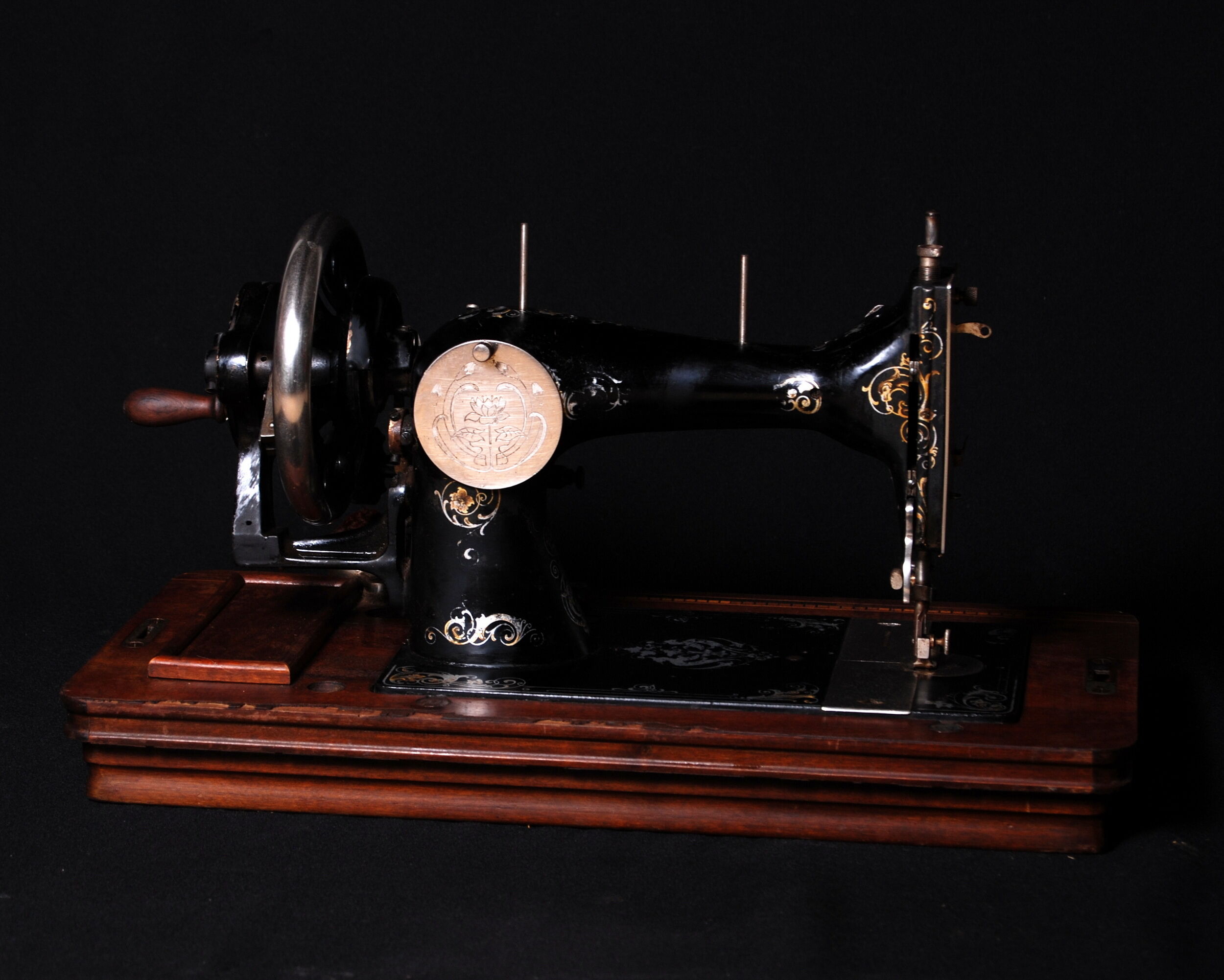 Hand crank sewing machine