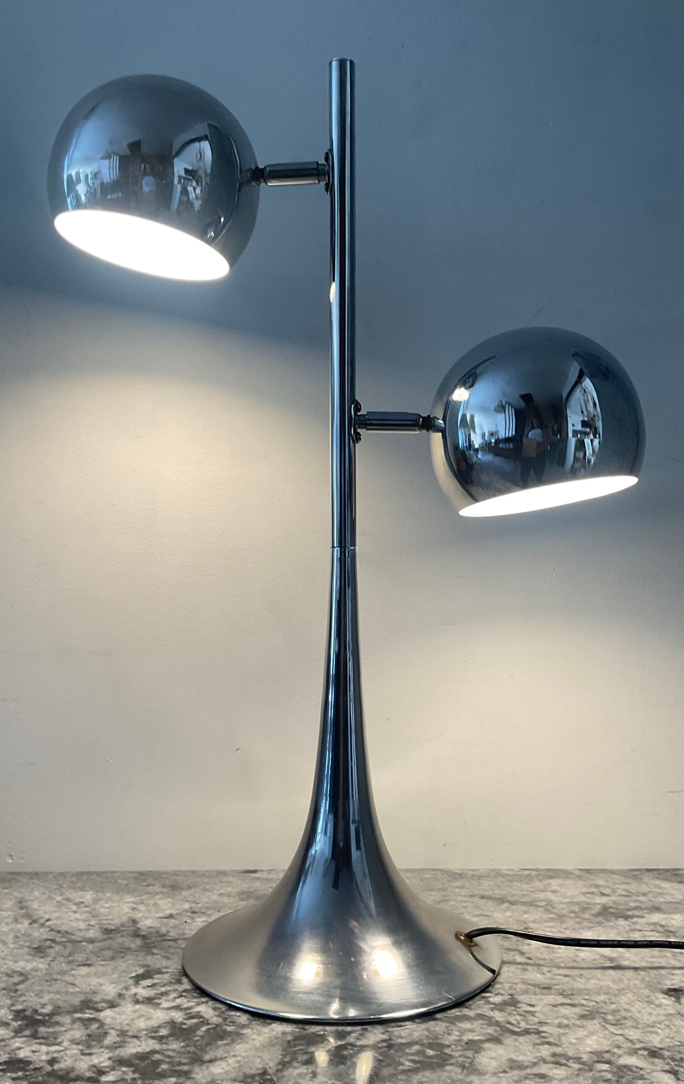 EyeBall Space Age lamp in chrome metal with tulip base.
