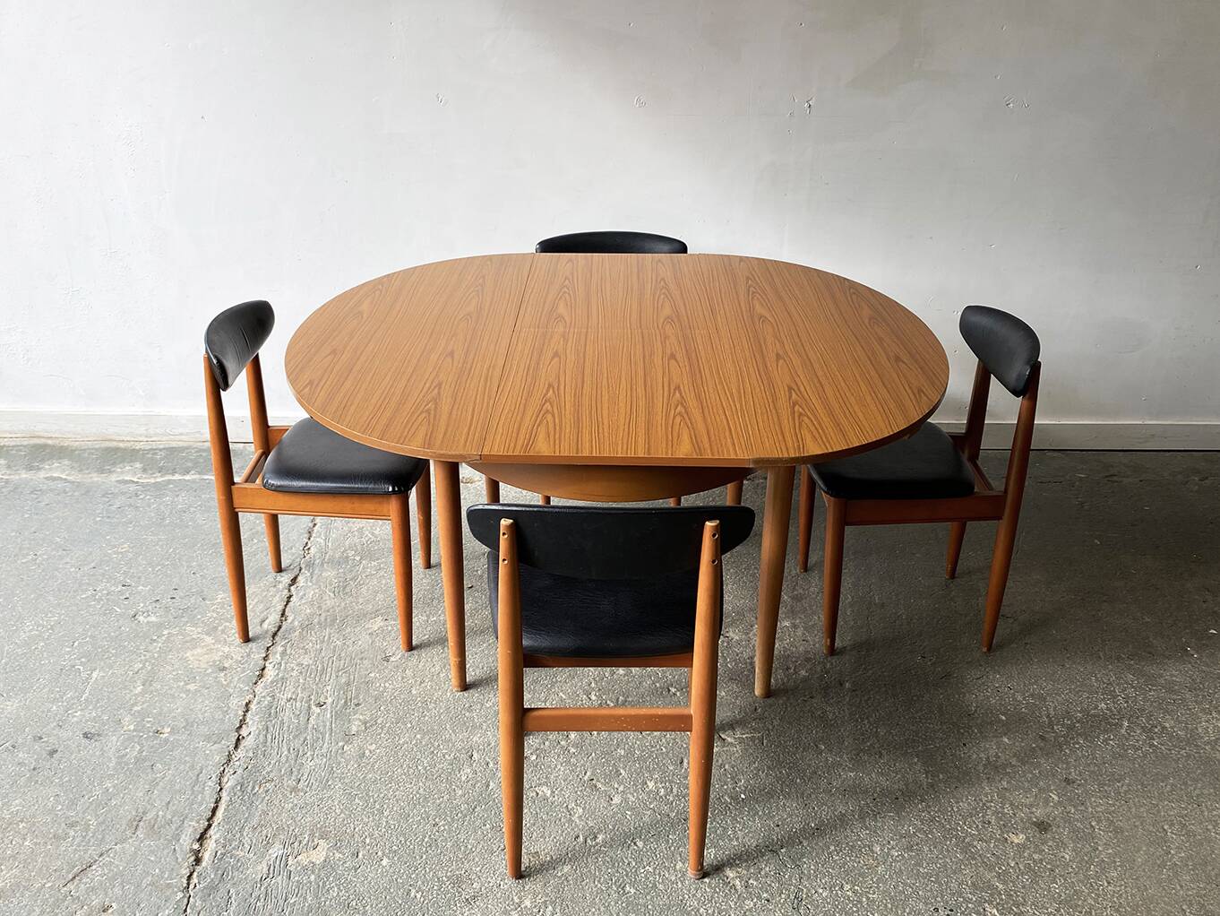 1960’s Mid-Century Modern extending dining table by Schrieber Furnituredi