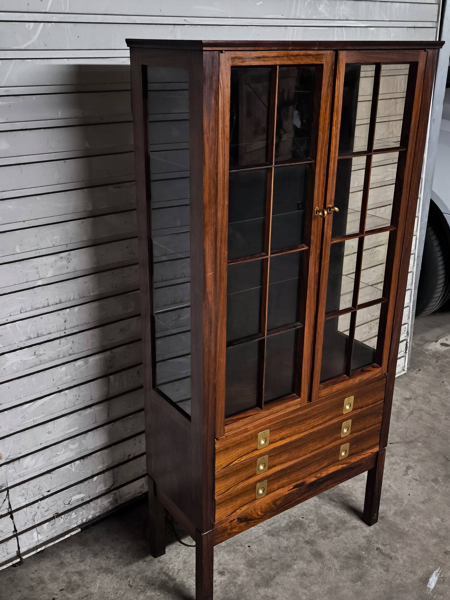 Vintage 1960s Scandinavian display cabinet in rosewood.