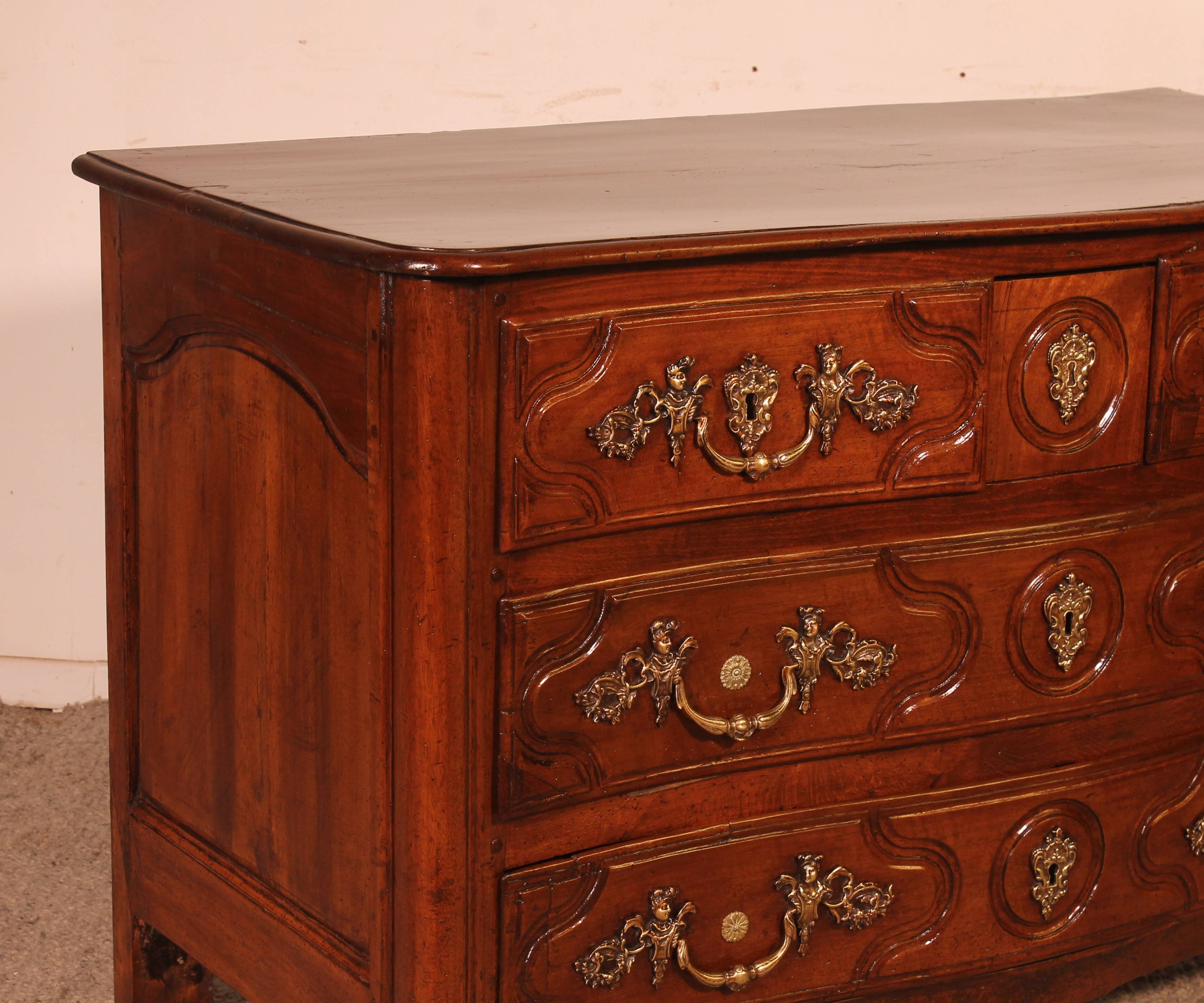 Parisian Regency Period Walnut Chest of Drawers - 18th Century