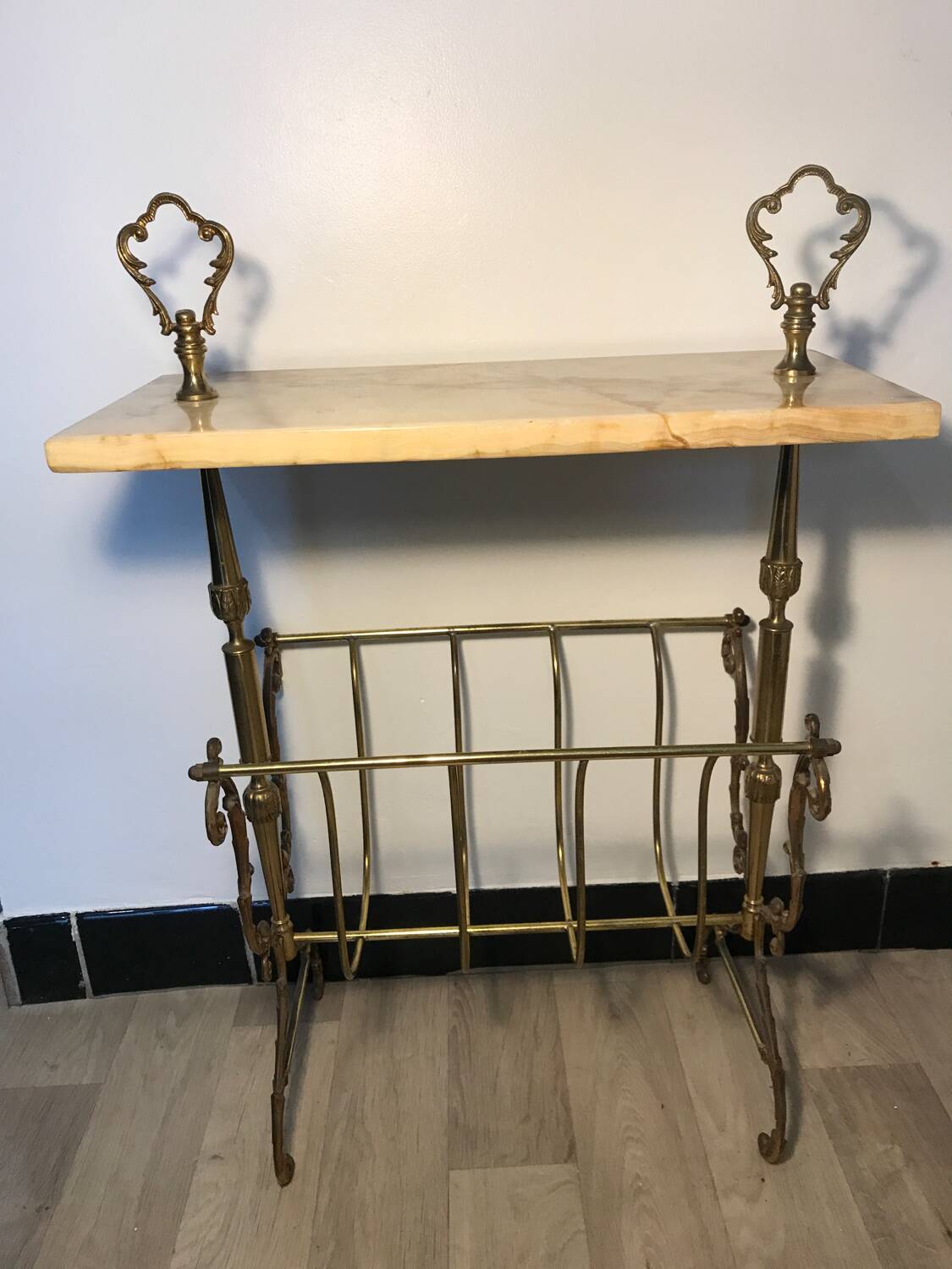 Marble and gilded bronze magazine rack