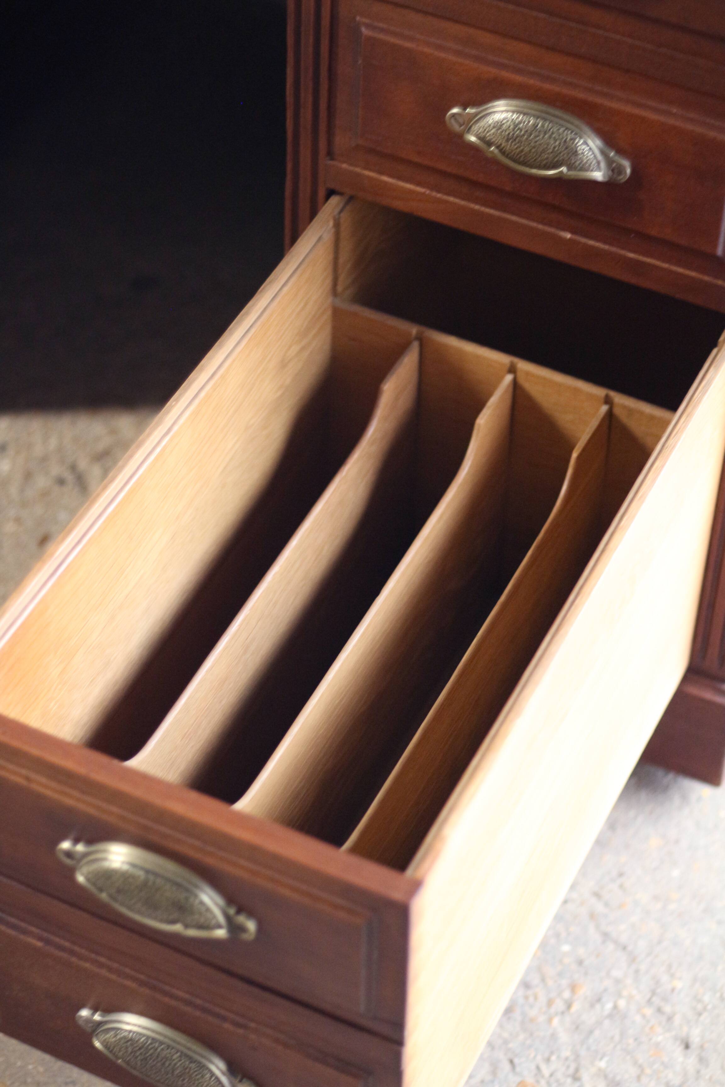 Franco-American American desk in solid mahogany. Circa 1900.