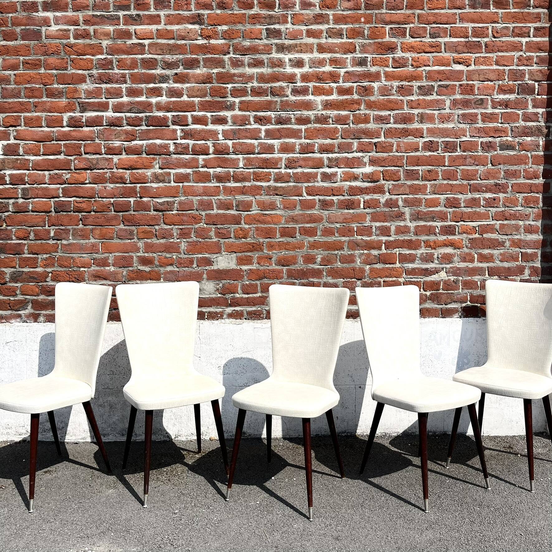 Set of 4 vintage Baumann chairs, in wood and white faux leather, model ESSOR.