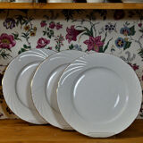 Cinq assiettes de table en porcelaine