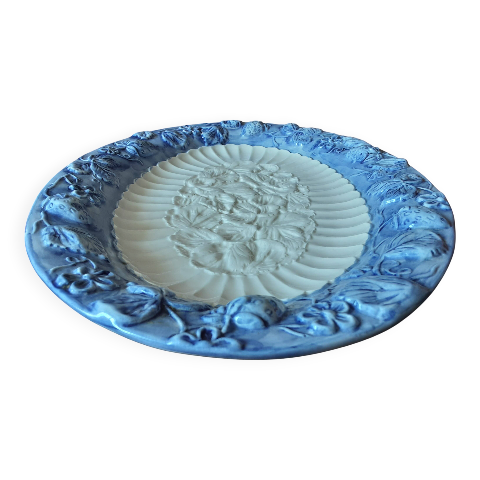 Large plate in barbotine style
