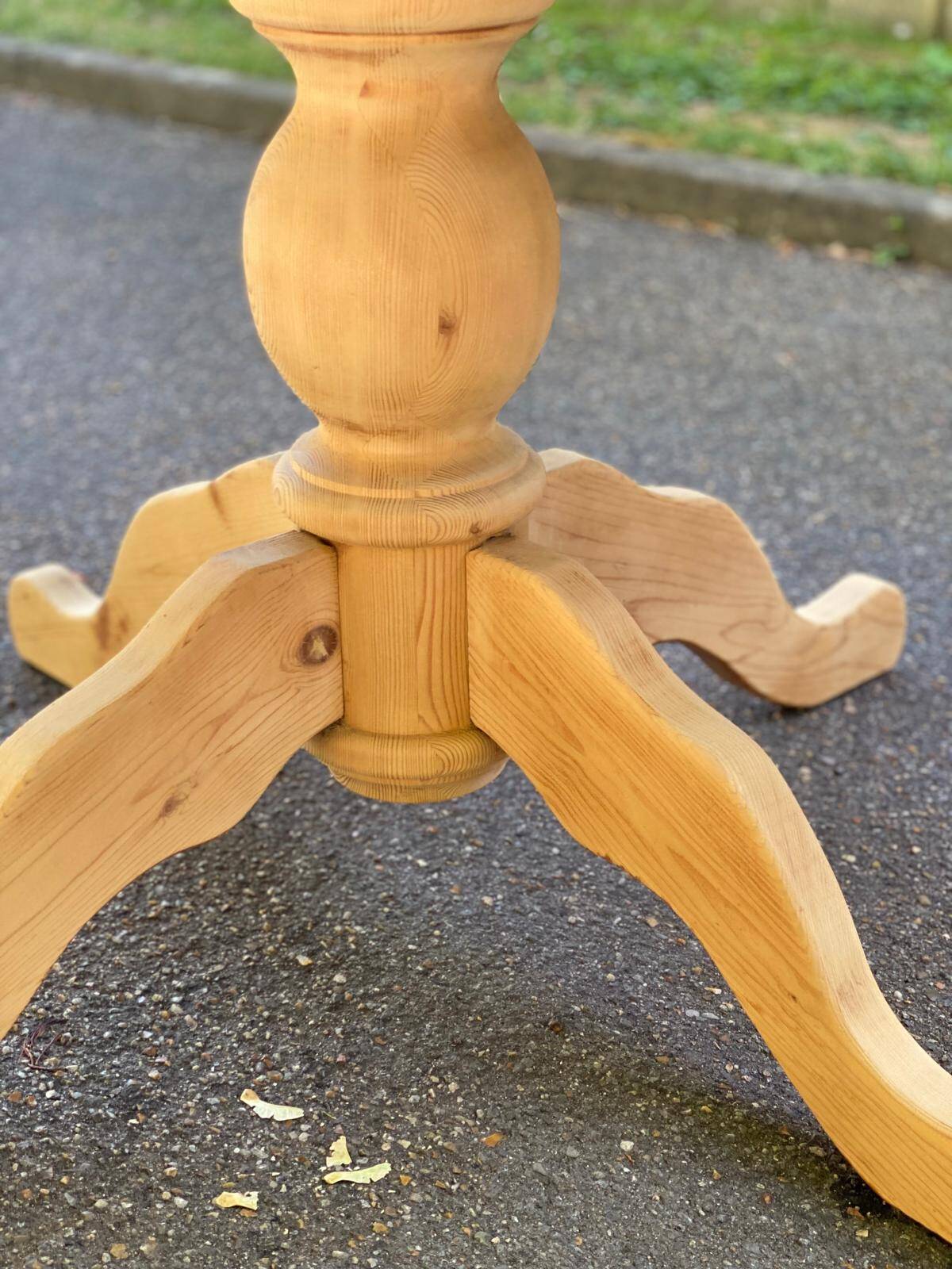 Extendable round dining table with central leg, renovated in solid wood, 200cm
