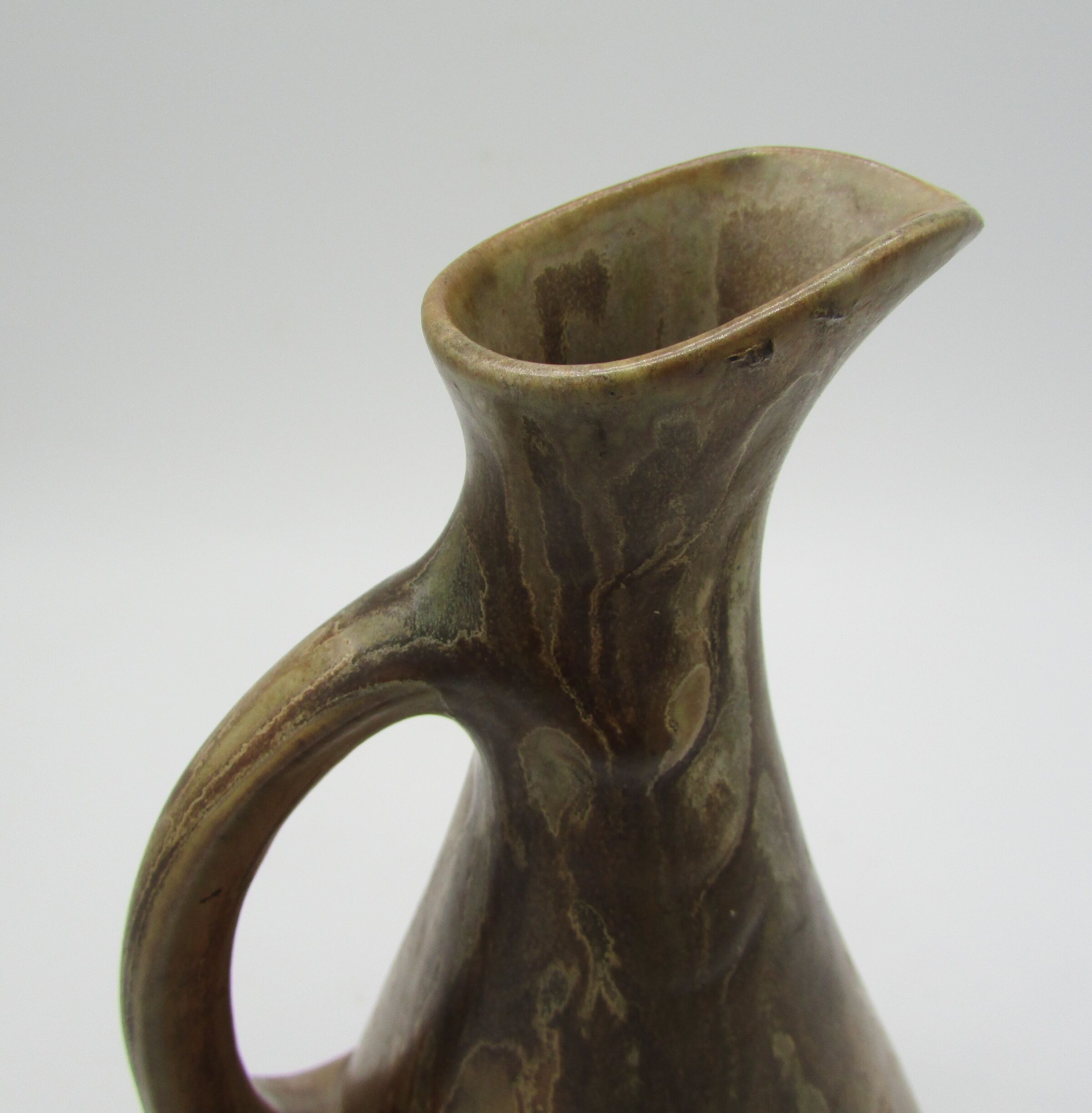 Denbac pitcher mounts lion paws