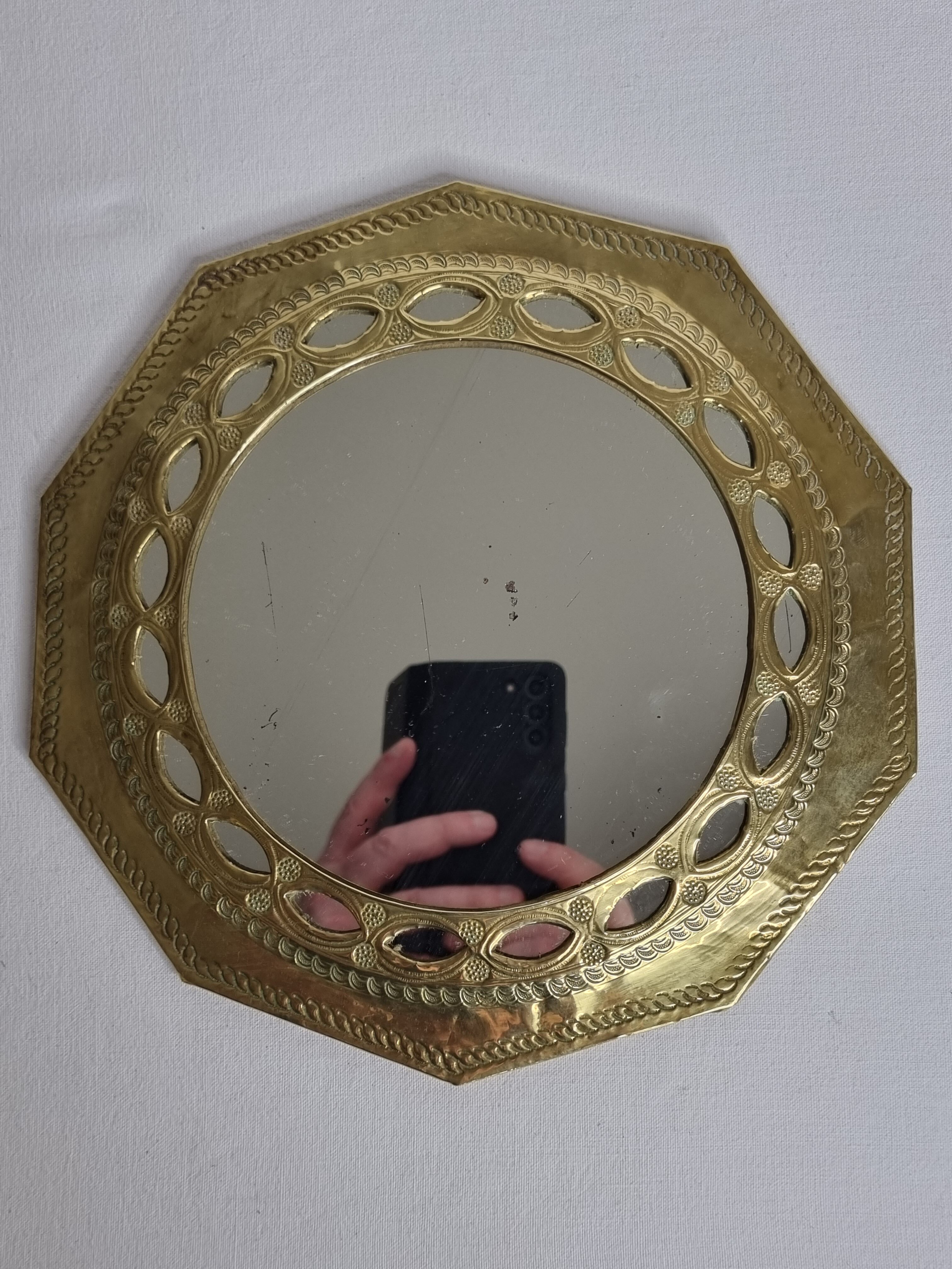 Vintage Moroccan mirror in hammered brass with openwork decoration, 22 cm