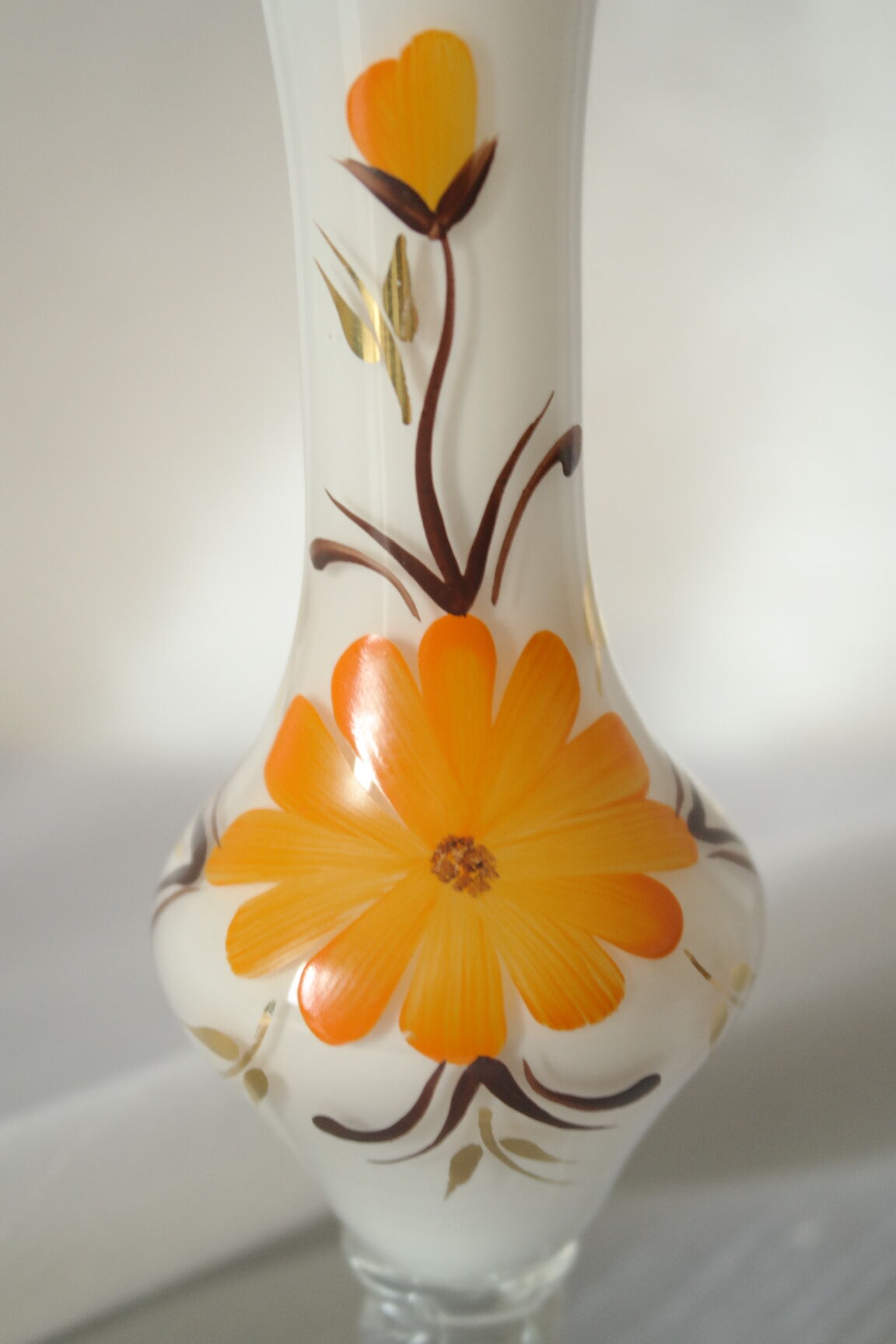 Soliflore en opaline blanche fleuri vintage
