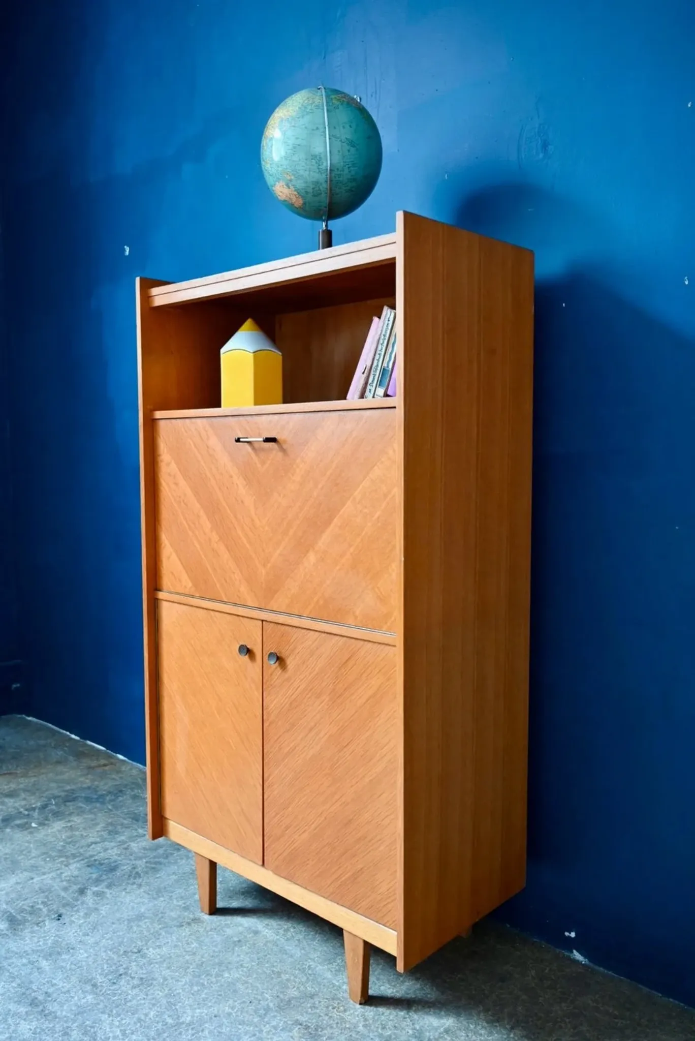Vintage secretary bookcase from the 50s and 60s, oak with chevron marquetry.