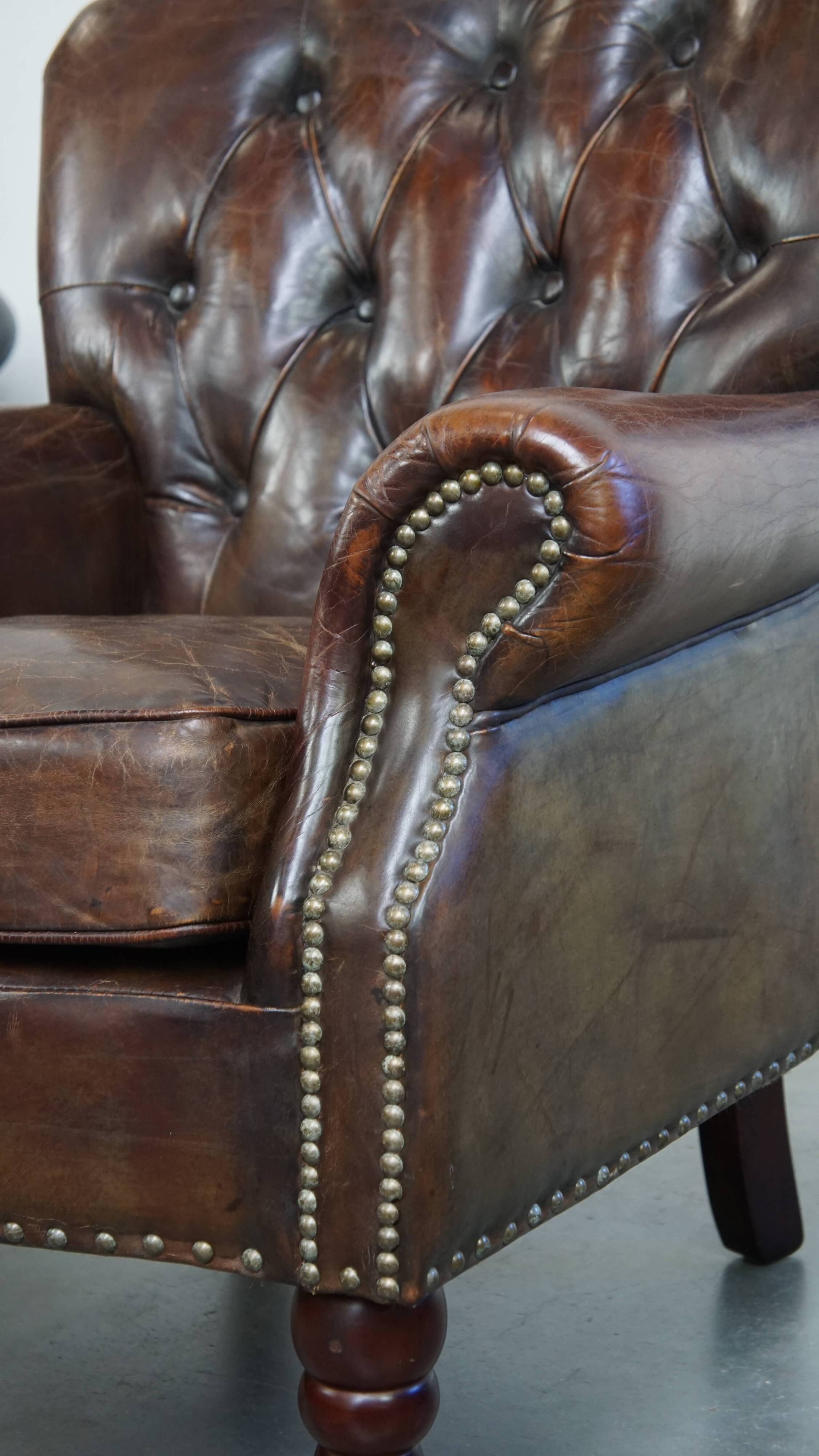 Fauteuil Chesterfield classique en cuir de vachette grainé couleur cognac
