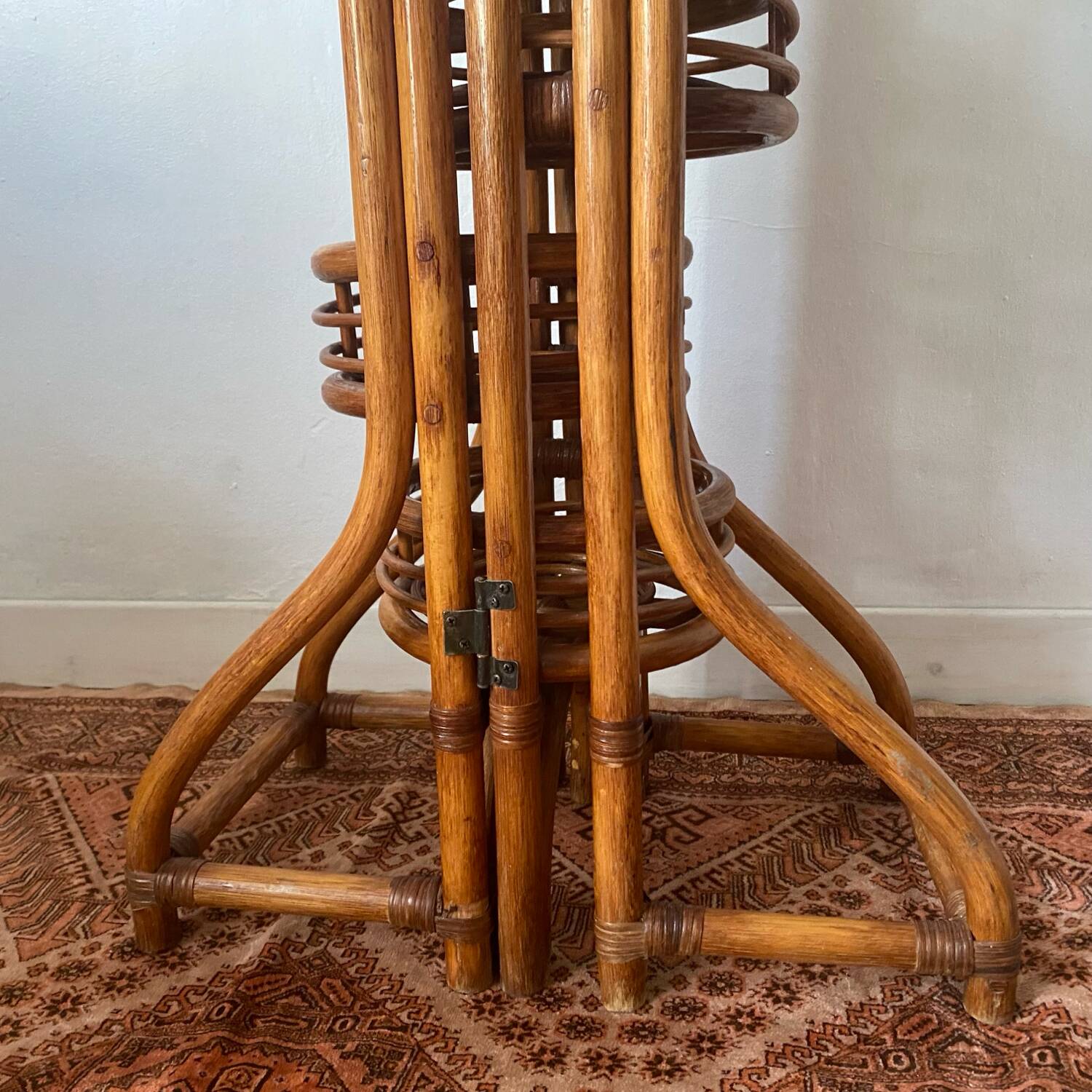 Rattan plant stand screen