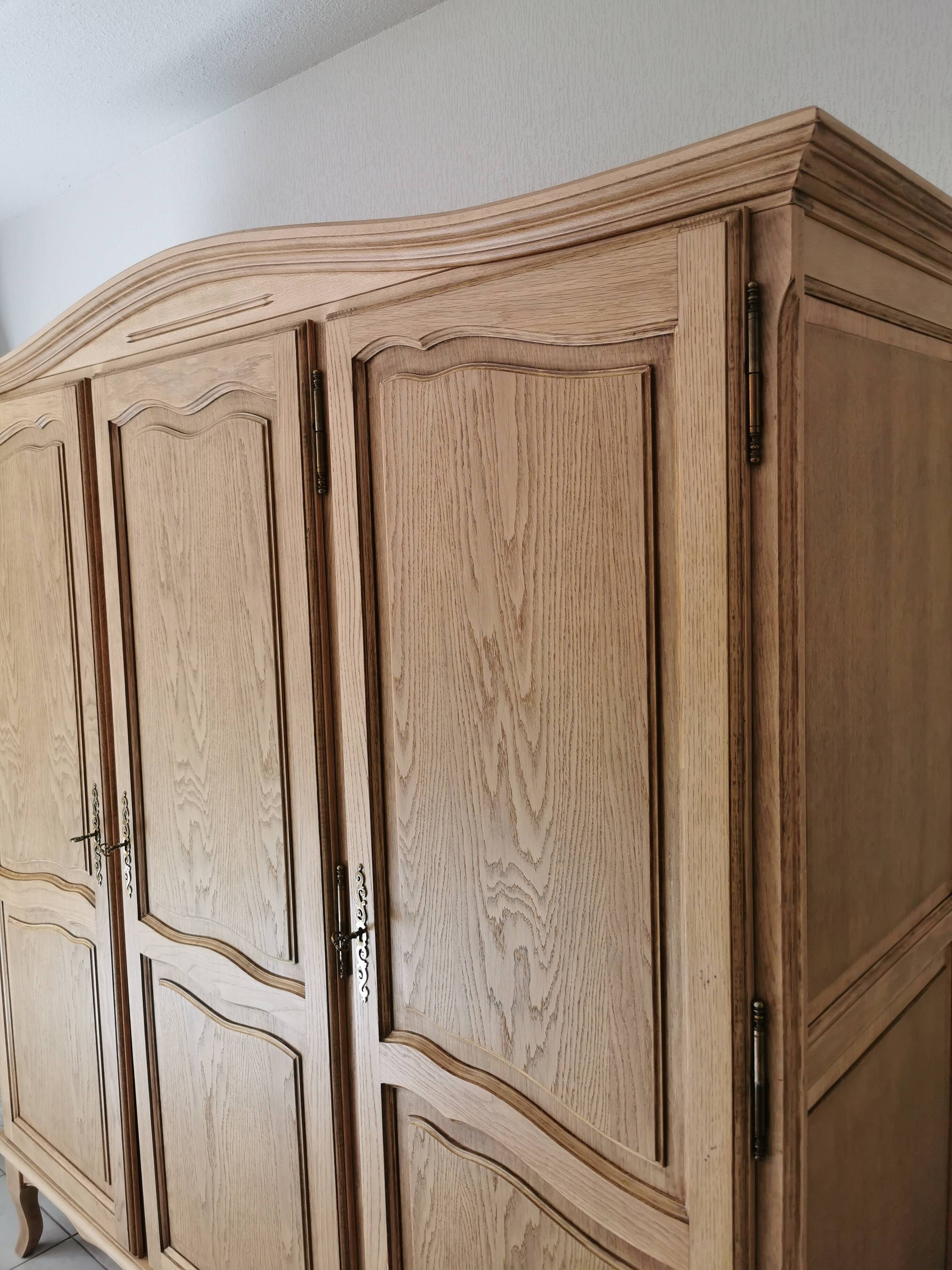 Antique wardrobe with 3 doors