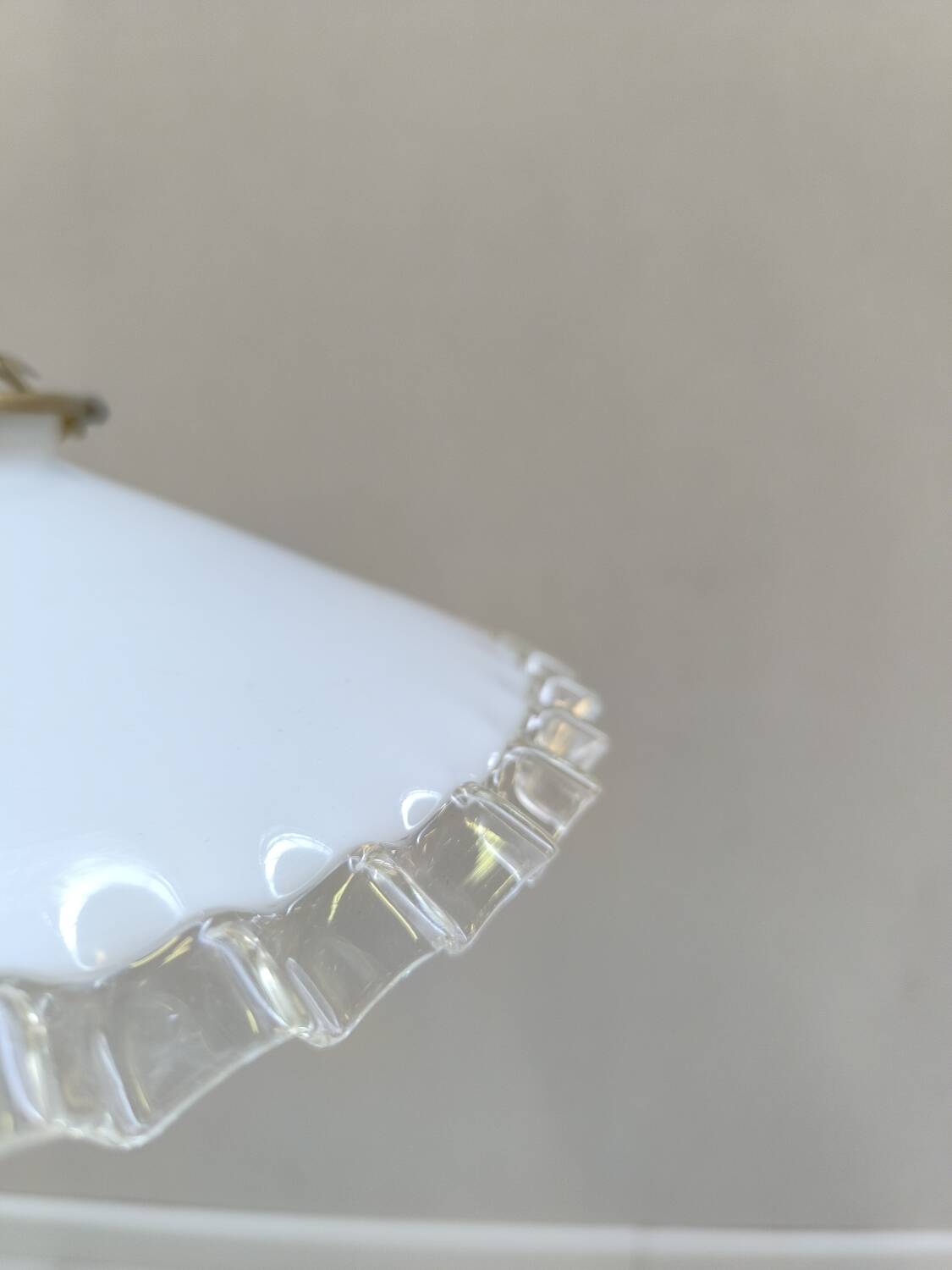 Notched opaline suspension