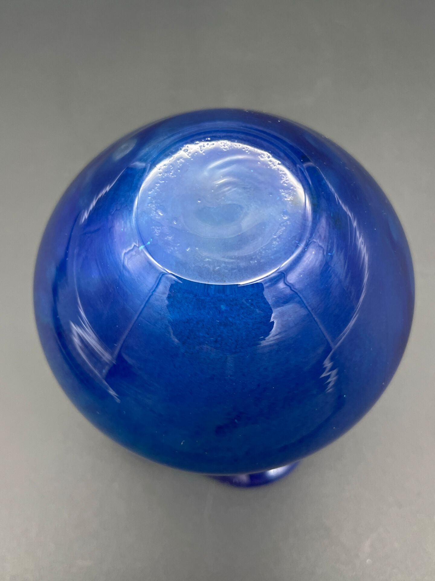 Vase Peter Kaspar en cristal bleu 24 % PbO à bord ondulé