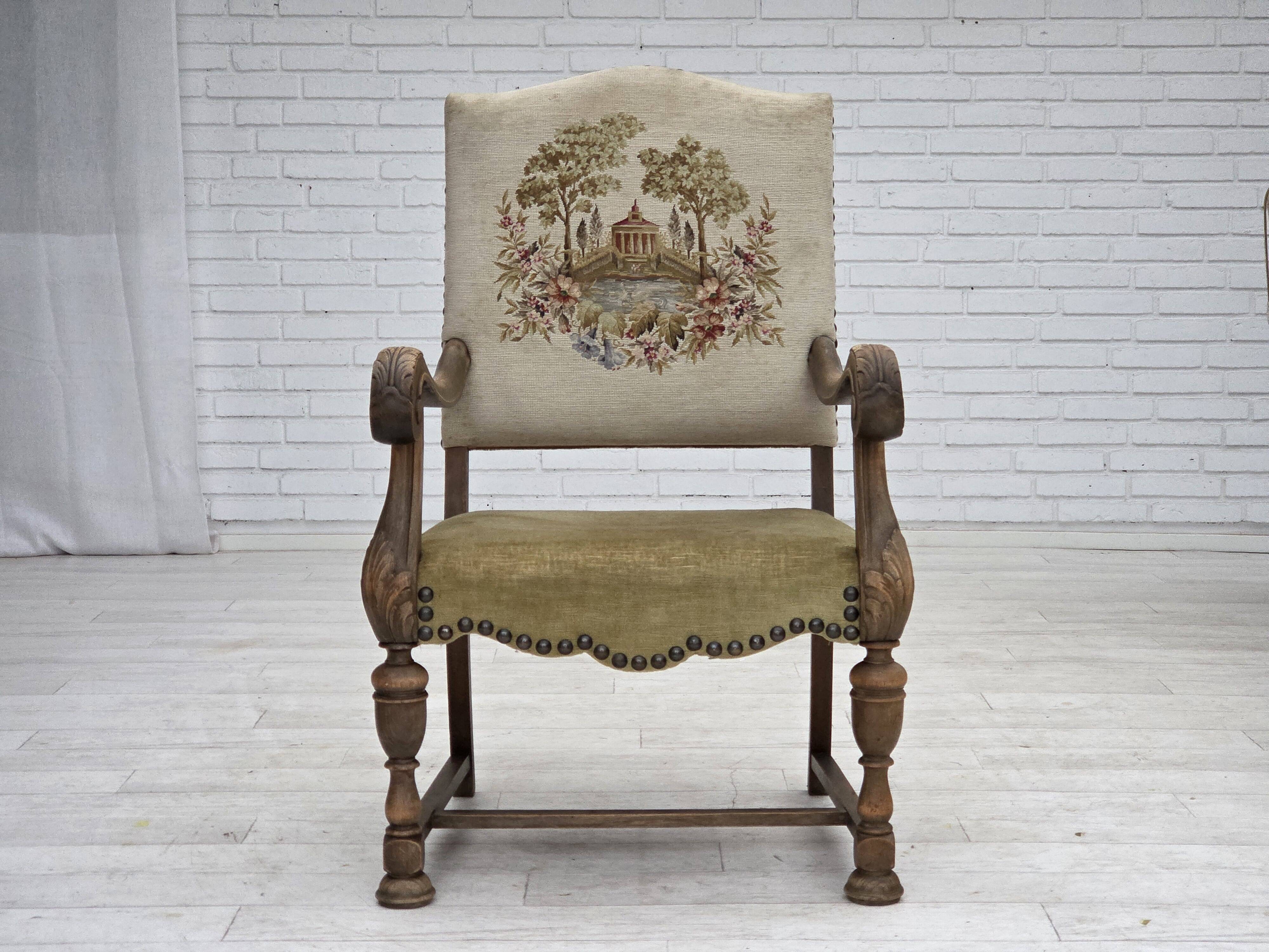 Fauteuil danois à dossier haut des années 1950, en laine tissée à la main, velours, bois de chêne sculpté.