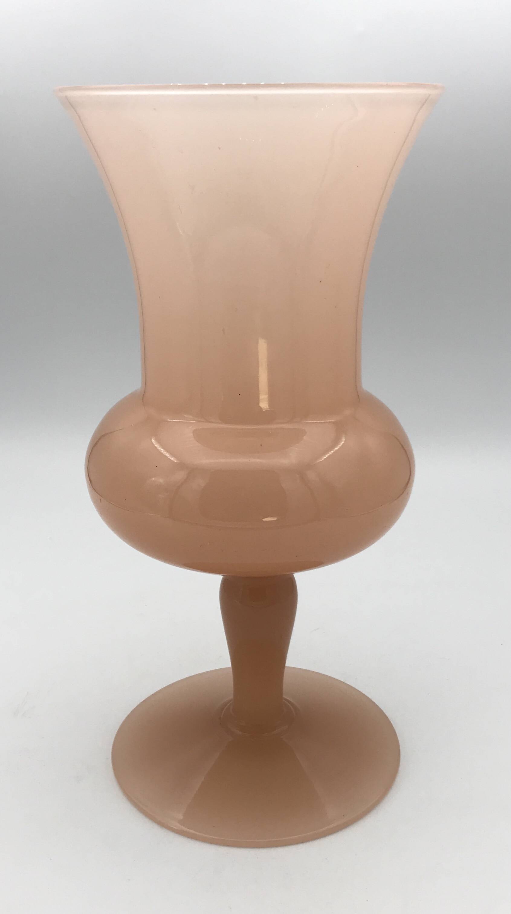 Vintage vase in opaline old pink medici style