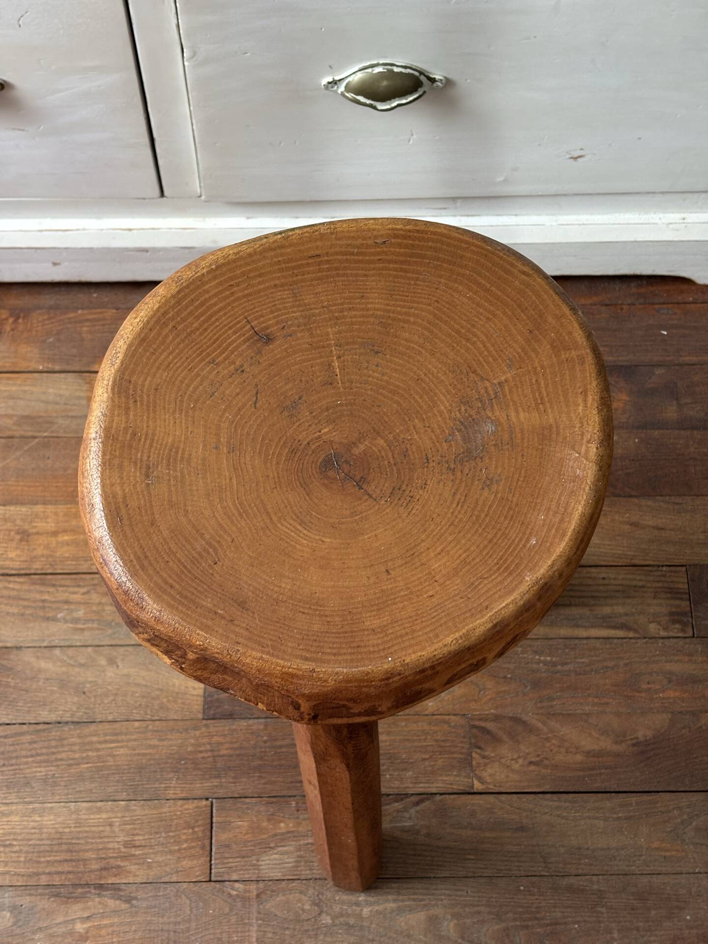 Tabouret tripode en bois massif
