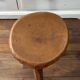 Tabouret tripode en bois massif