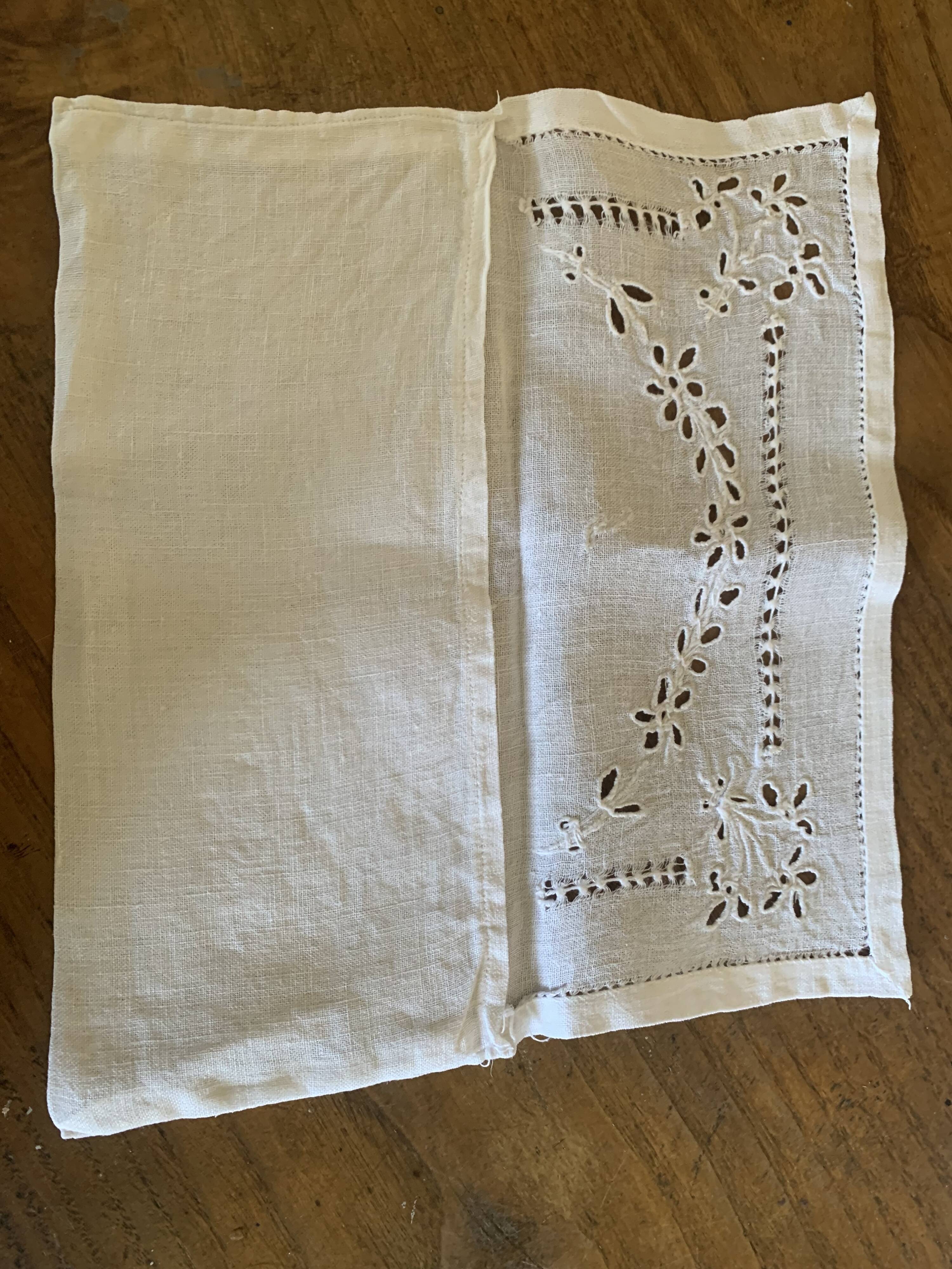 Set of 3 embroidered and openwork seviettes door
