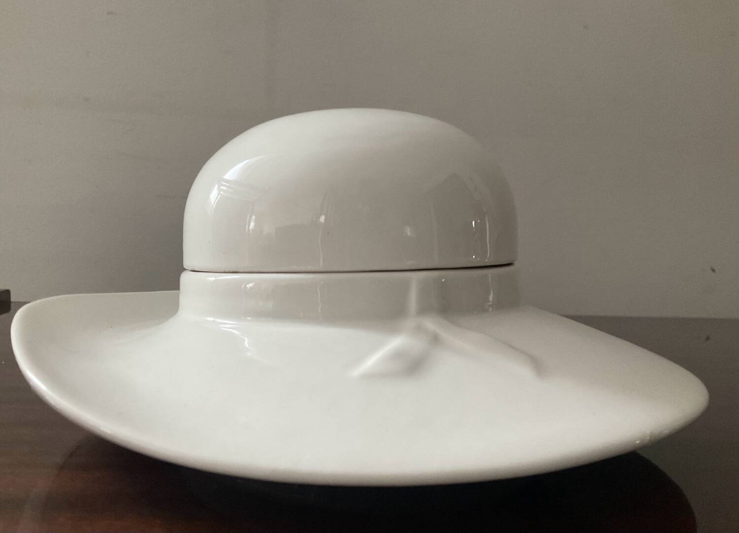 Vintage enameled porcelain hat pocket emptier
