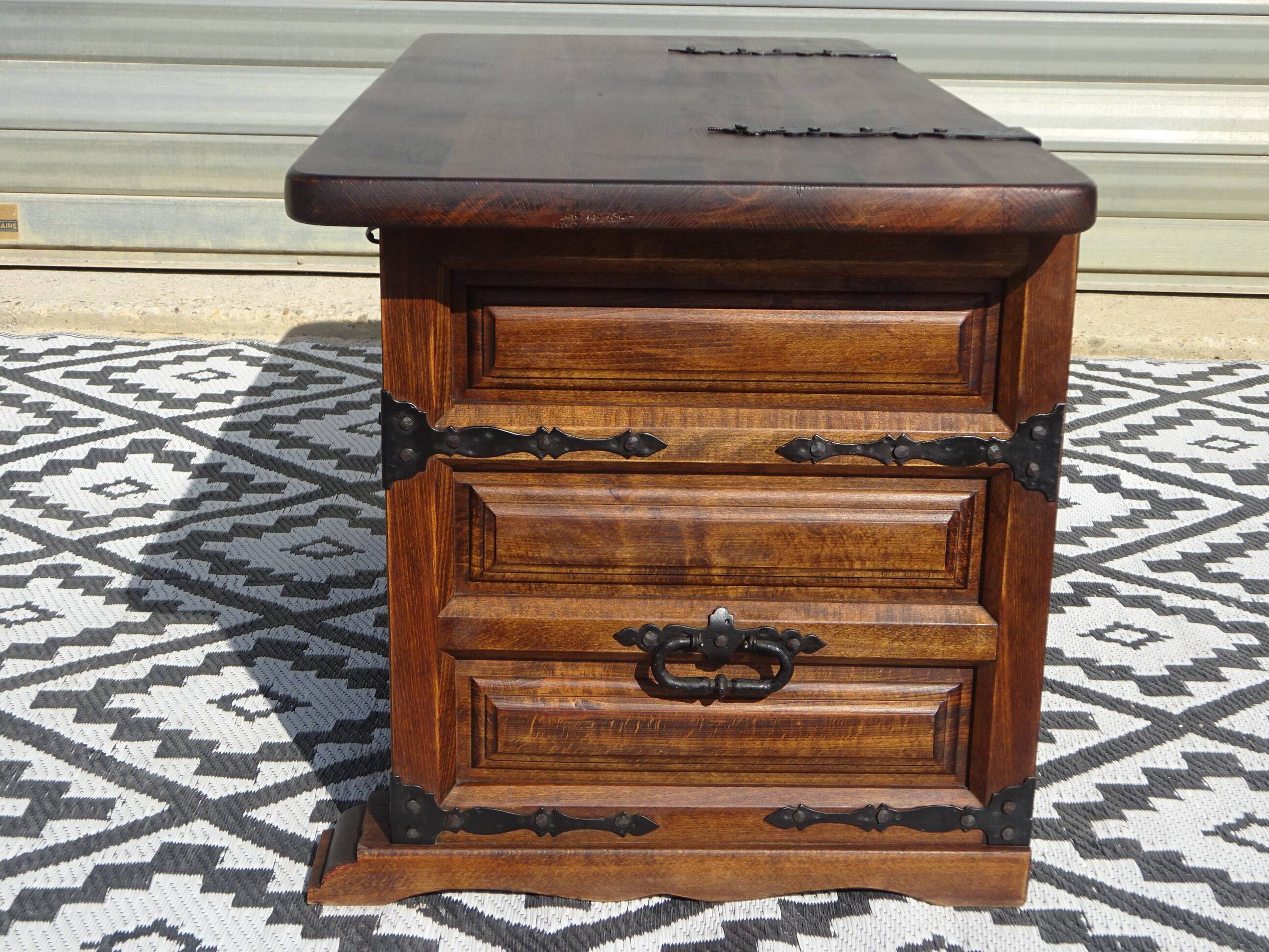 Tuscan chest in solid wood, Argudo Navarro, Spain