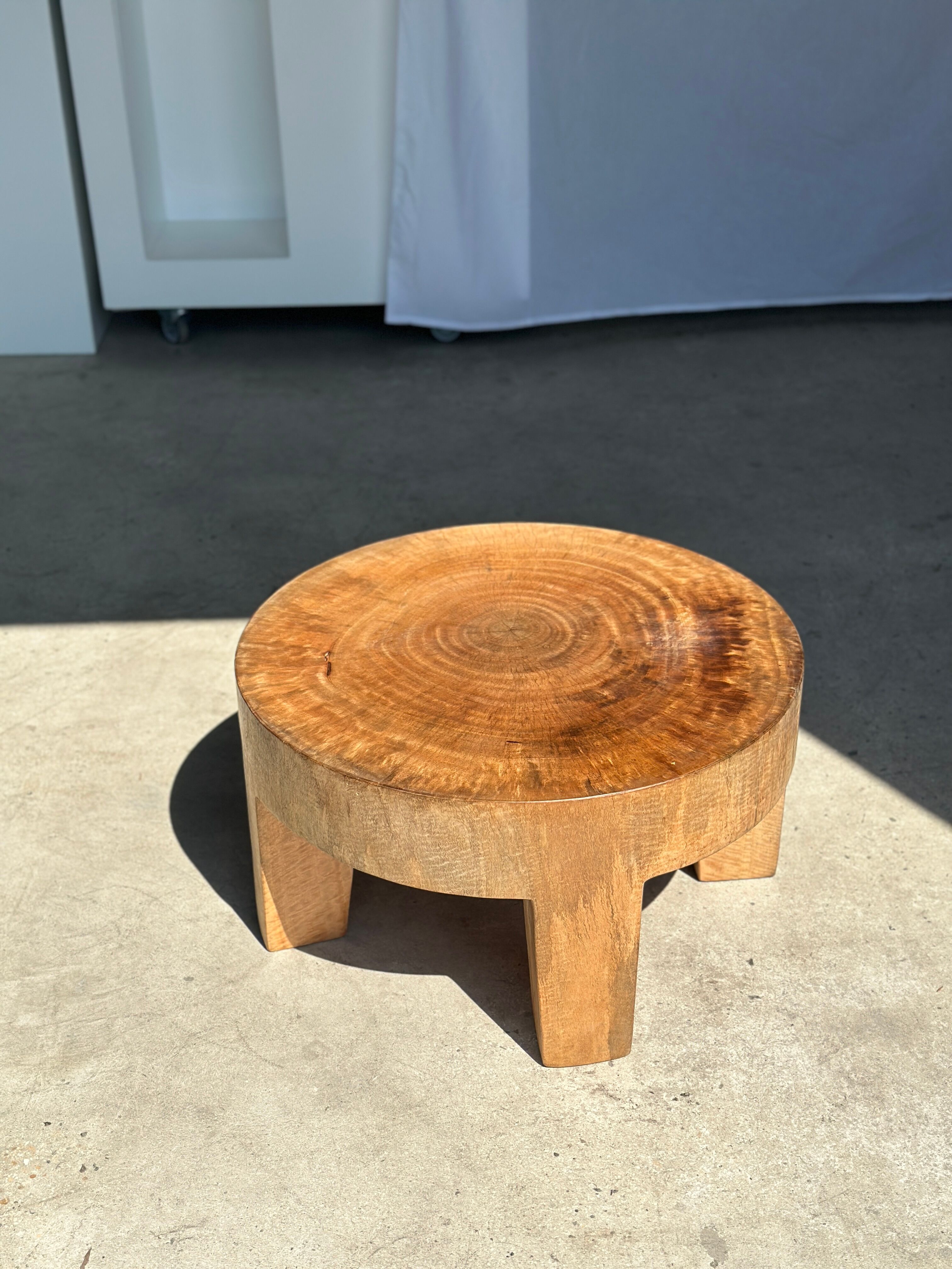 Quadripod coffee table in solid wood monoxyl natural color (dark)