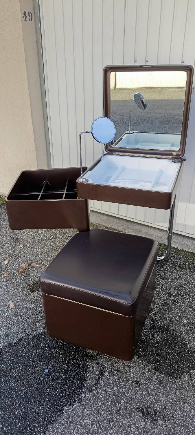 Hairdresser by Carlo Urbinati