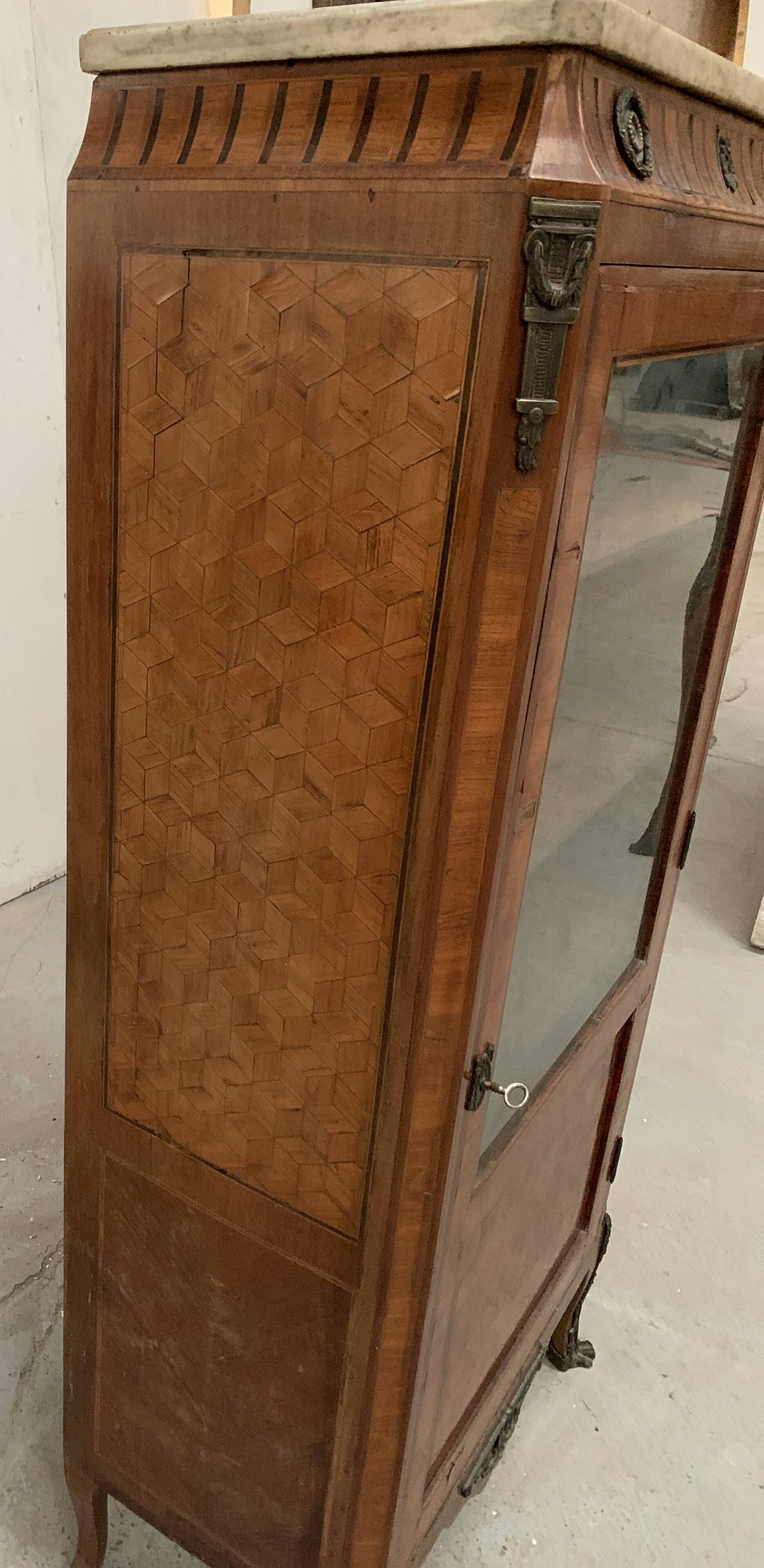 Louis XVI style one-door display case in 20th century wood marquetry